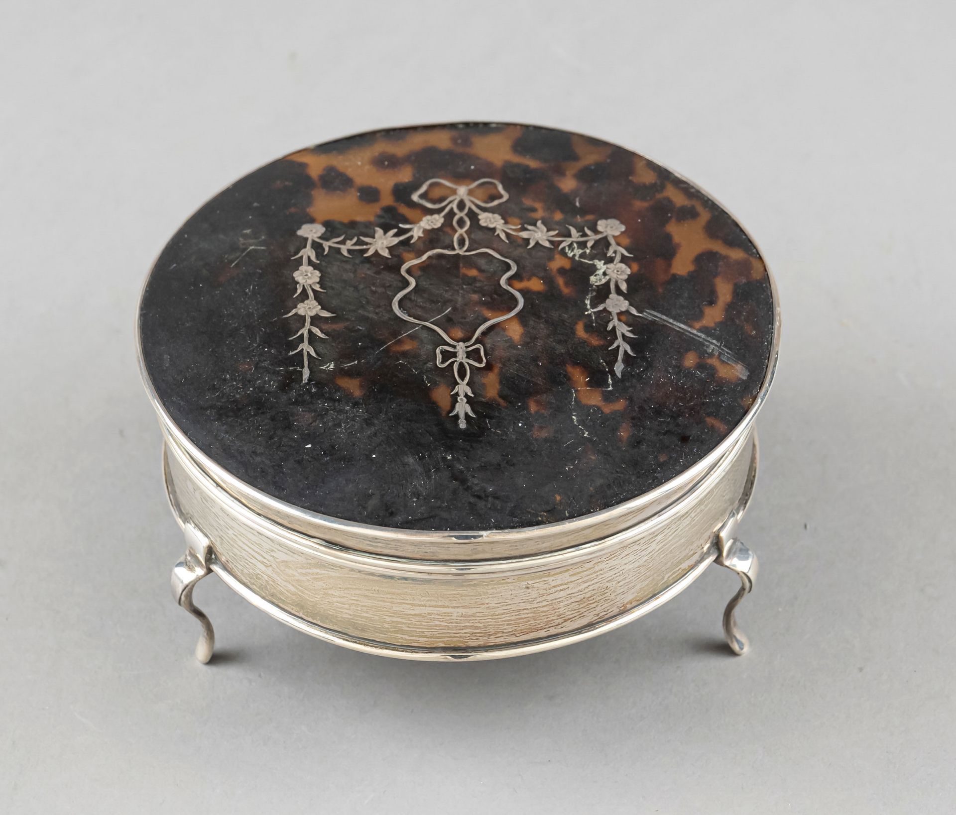 Round lidded tea caddy, England, 1916, maker's mark Charles & Richard Comyns, London, sterling