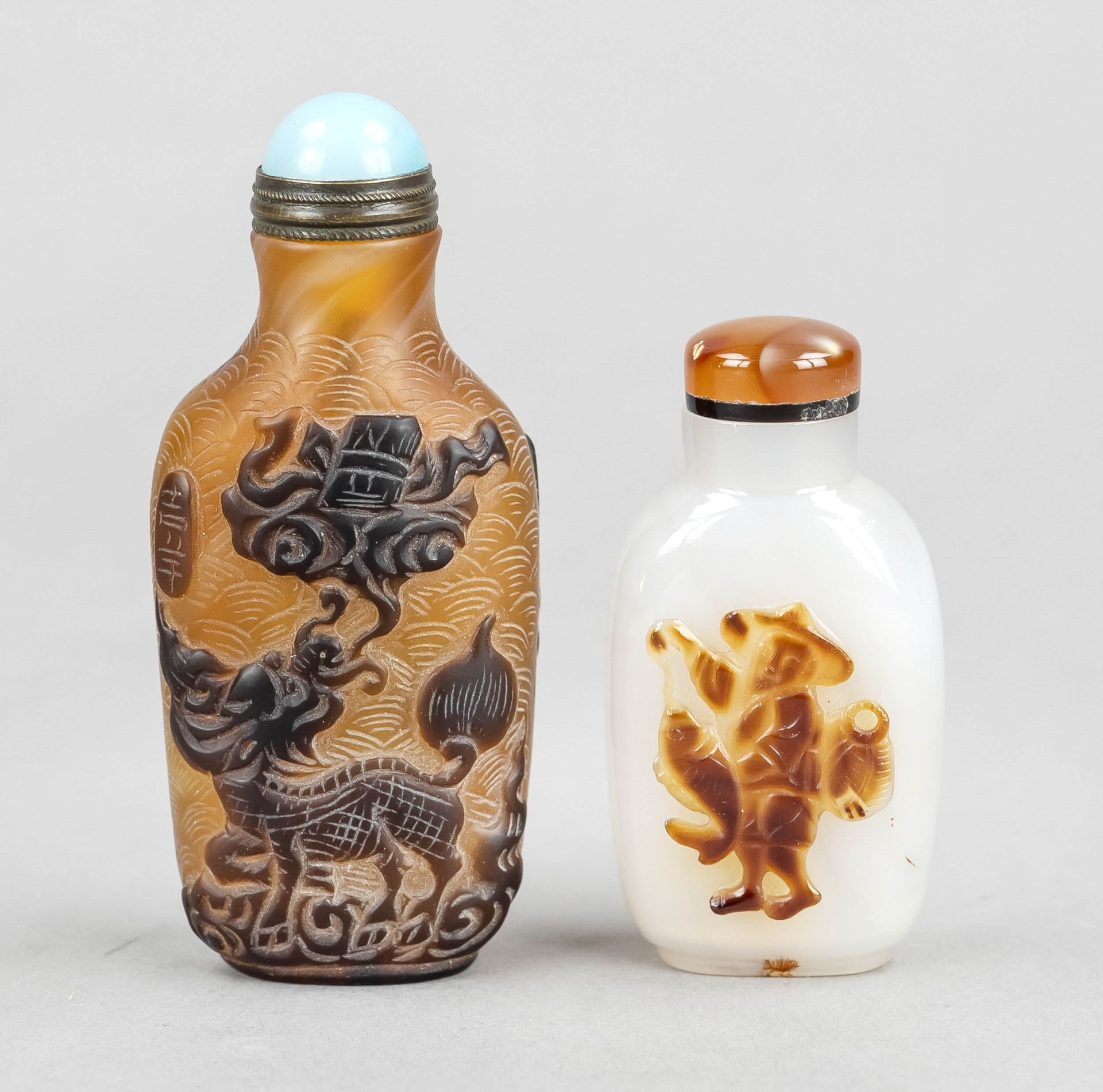 2 Snuffbottles, China, Qing dynasty (1644-1912), 18th/19th century, probably chalcedony and smoked