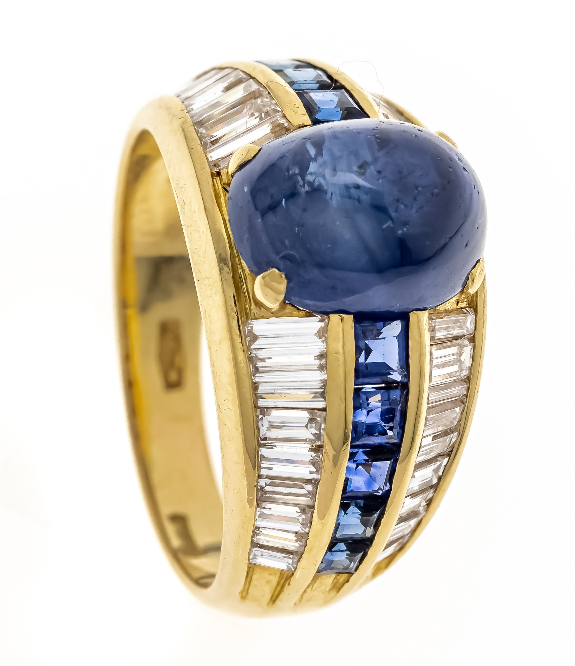 Burma sapphire ring GG 750/000 with an oval Burma sapphire cabochon 10.80 x 8.80 x 5.75 mm, 5.50 ct,