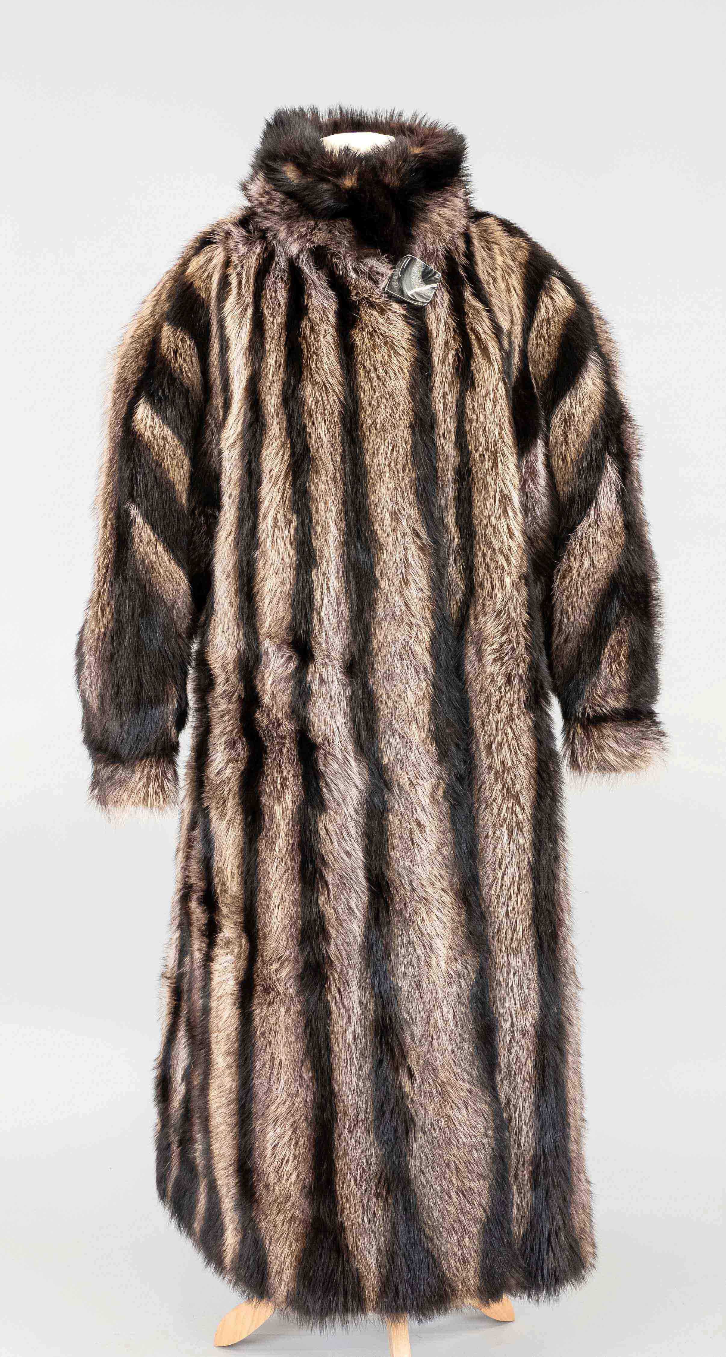 Ladies coat, 2nd half of the 20th century, black-grey mottled raccoon fur, coat collar, closure by