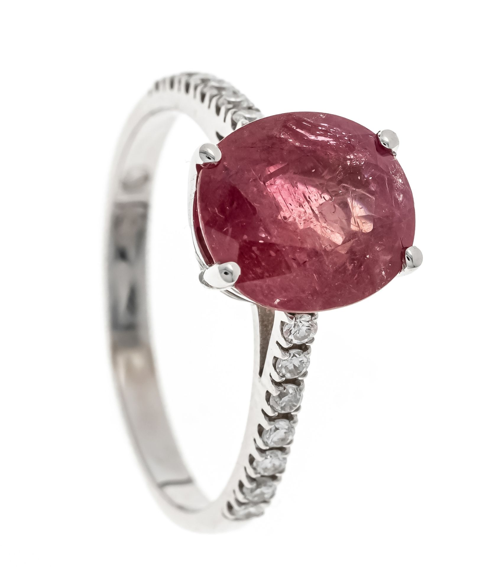 Ruby-brilliant ring WG 750/000 with one oval faceted ruby 9,5 x 8,6 x 5,1 mm, brownish pink-red,