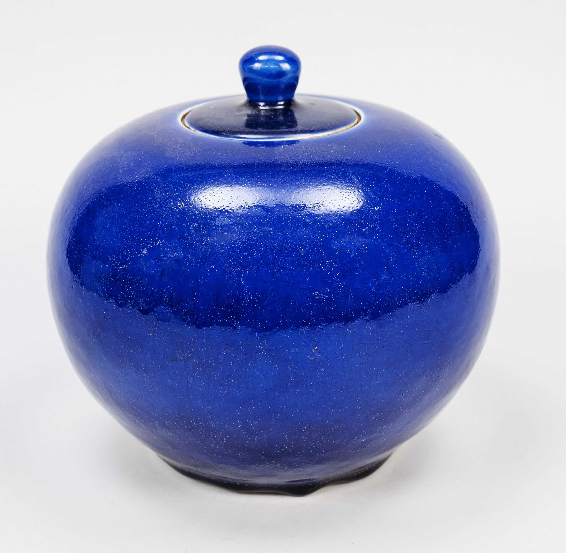 Blue pot, China, republic period(1912-1949), large spherical pot with lid enclosed by ultramarine