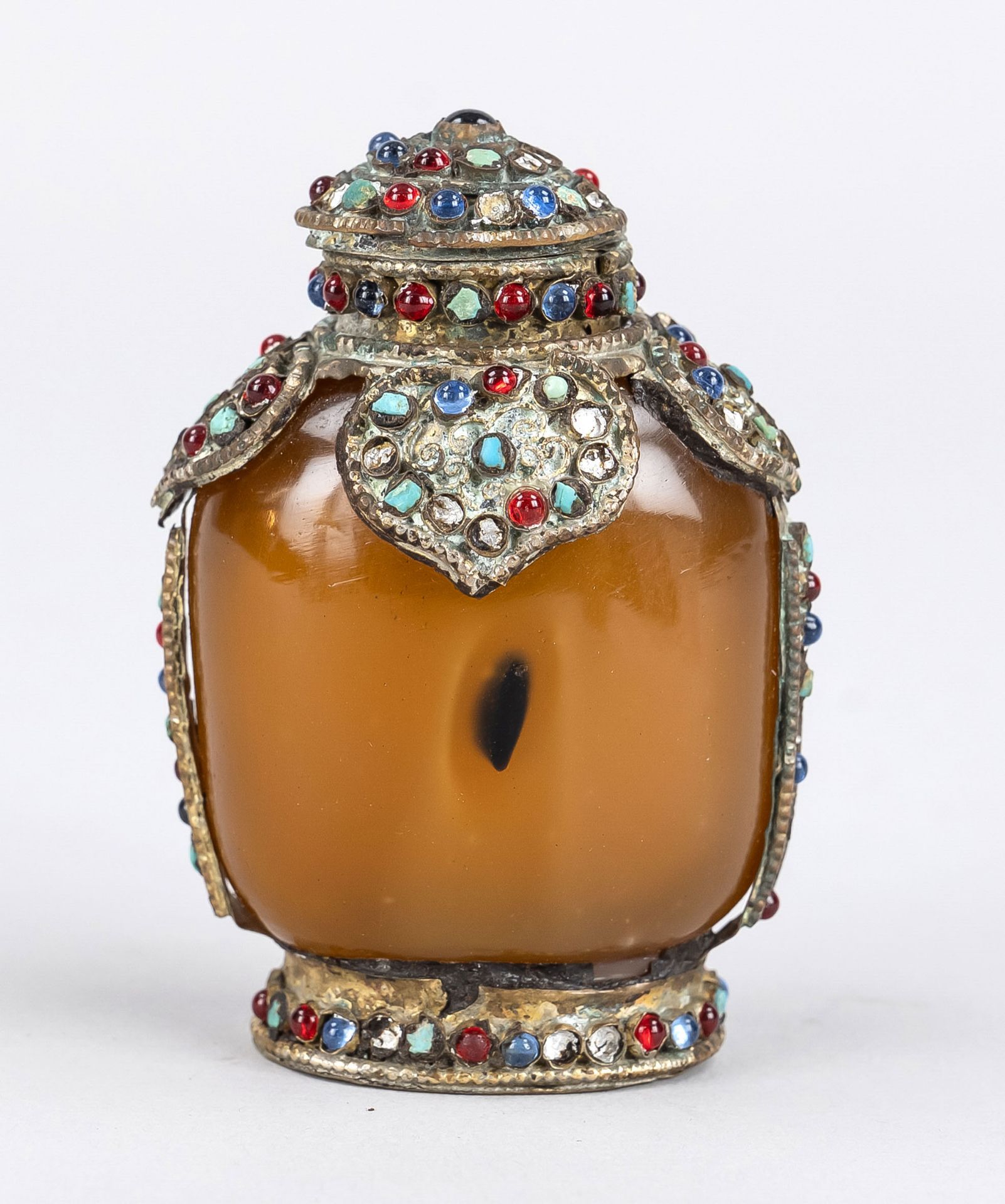 Snuffbottle, China, Qing dynasty(1644-1912) 18th century or later, probably agate with glass river