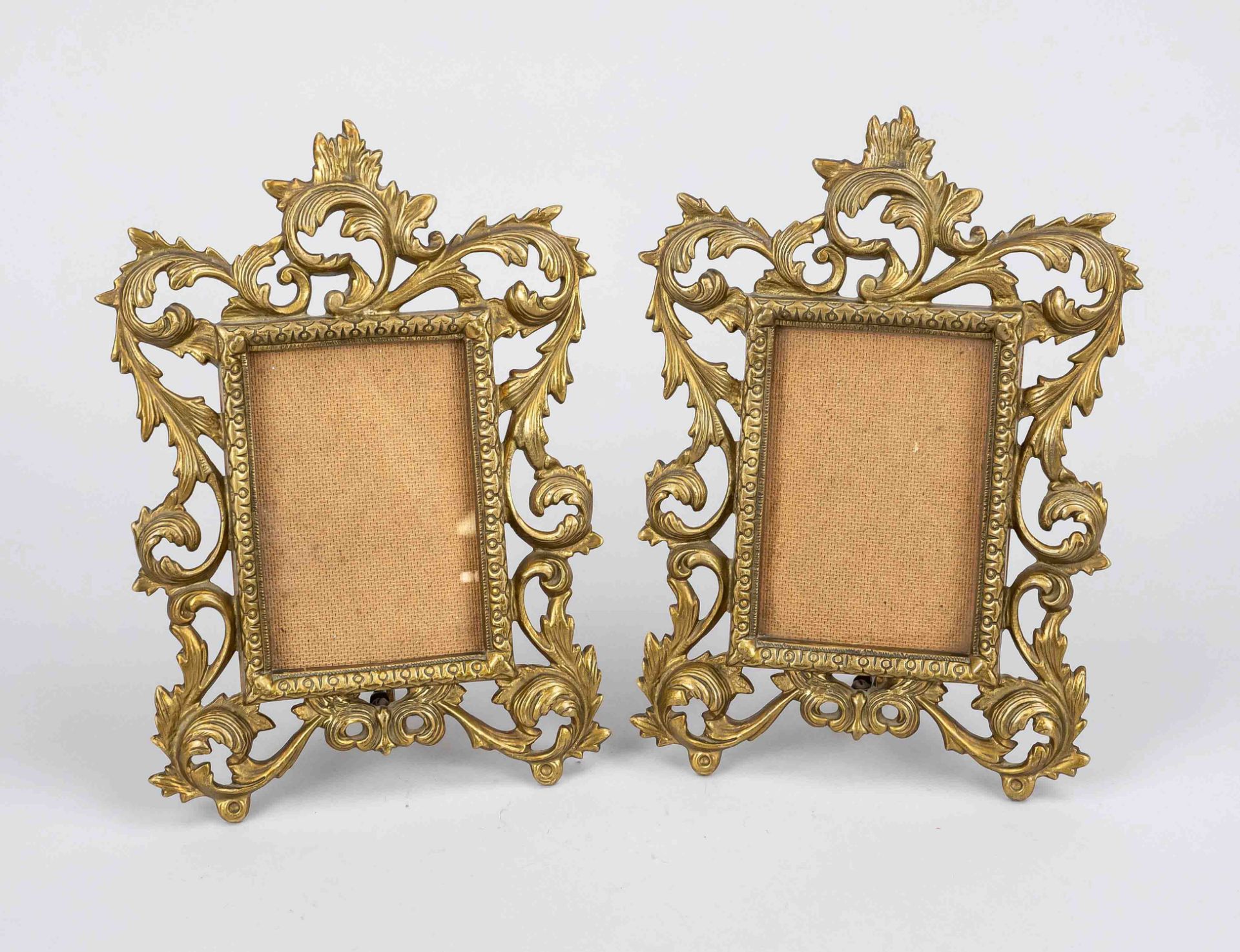 Pair of table frames, late 19th c., bronze. Openwork frame with acanthus tendril, h. 26 cm.