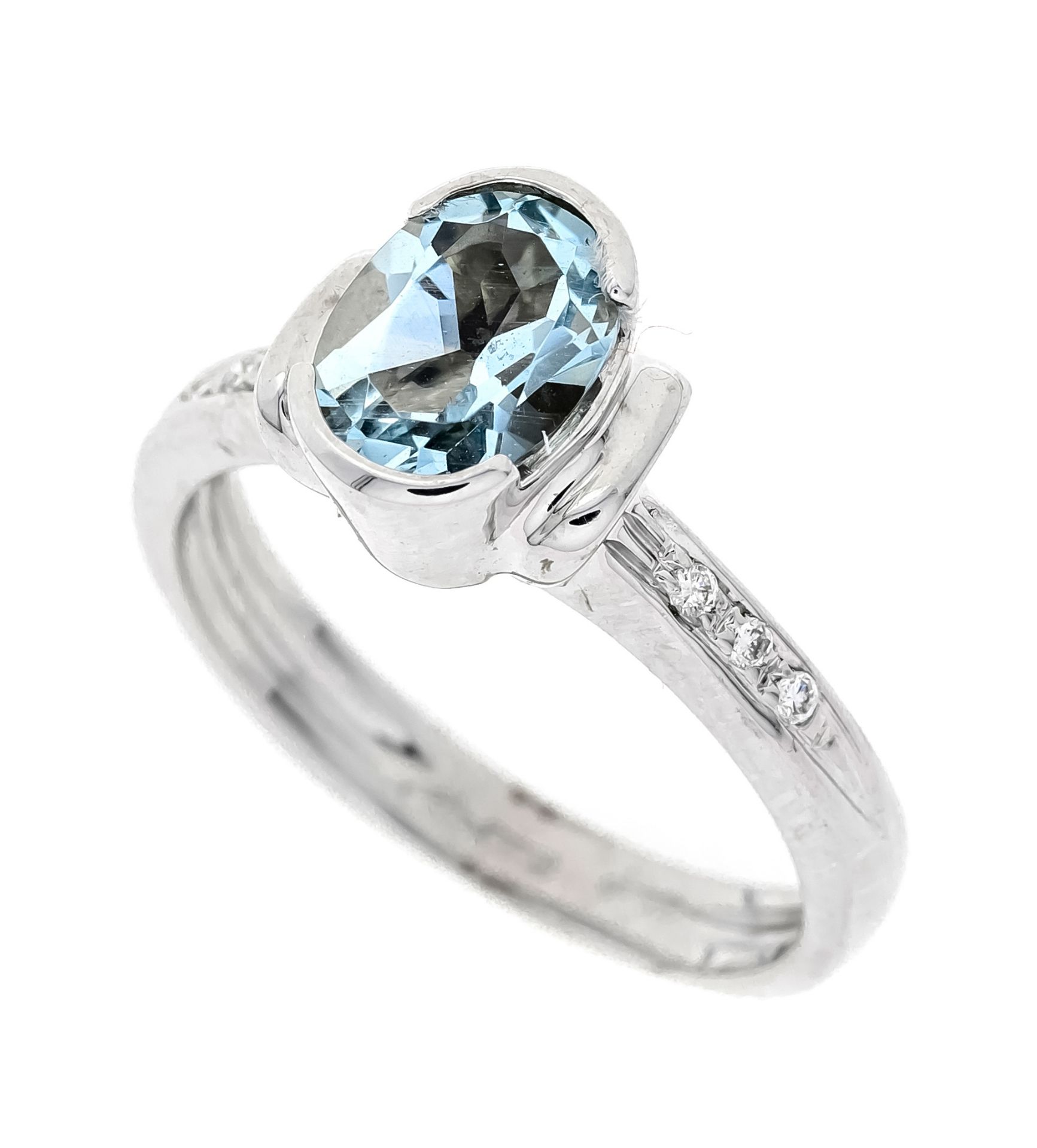 Aquamarine diamond ring WG 750/000 with an oval faceted aquamarine 8.01 x 6.01 mm, light blue, eye-