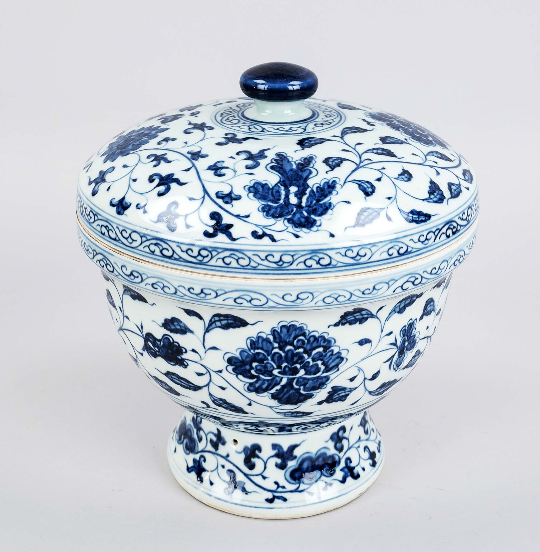 Ming style lidded pot, China, 20th c., porcelain with cobalt blue underglaze decoration of flowering