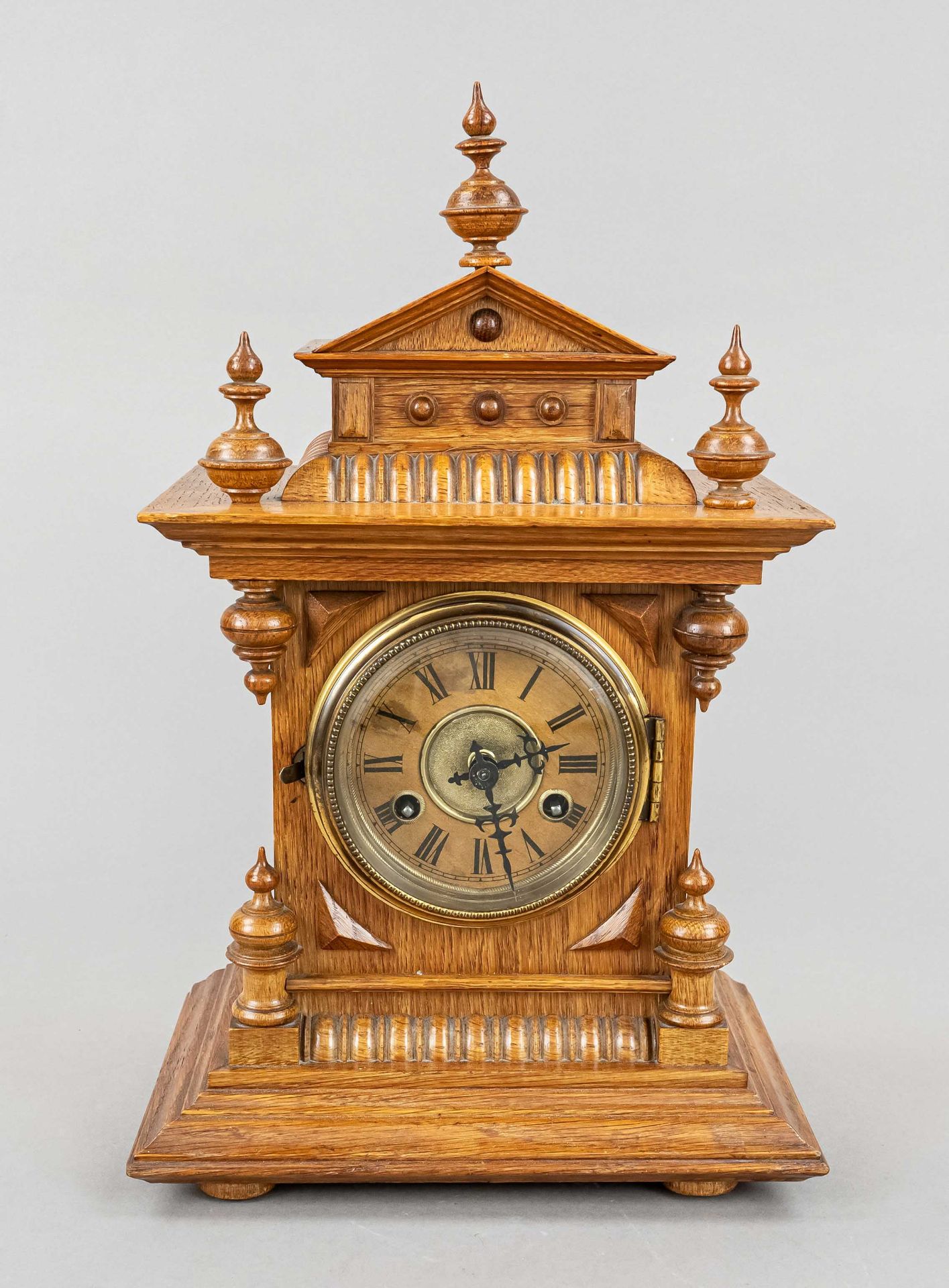 Table clock Junghans oak, around 1900, architectural design, with turned dolls and ornaments,