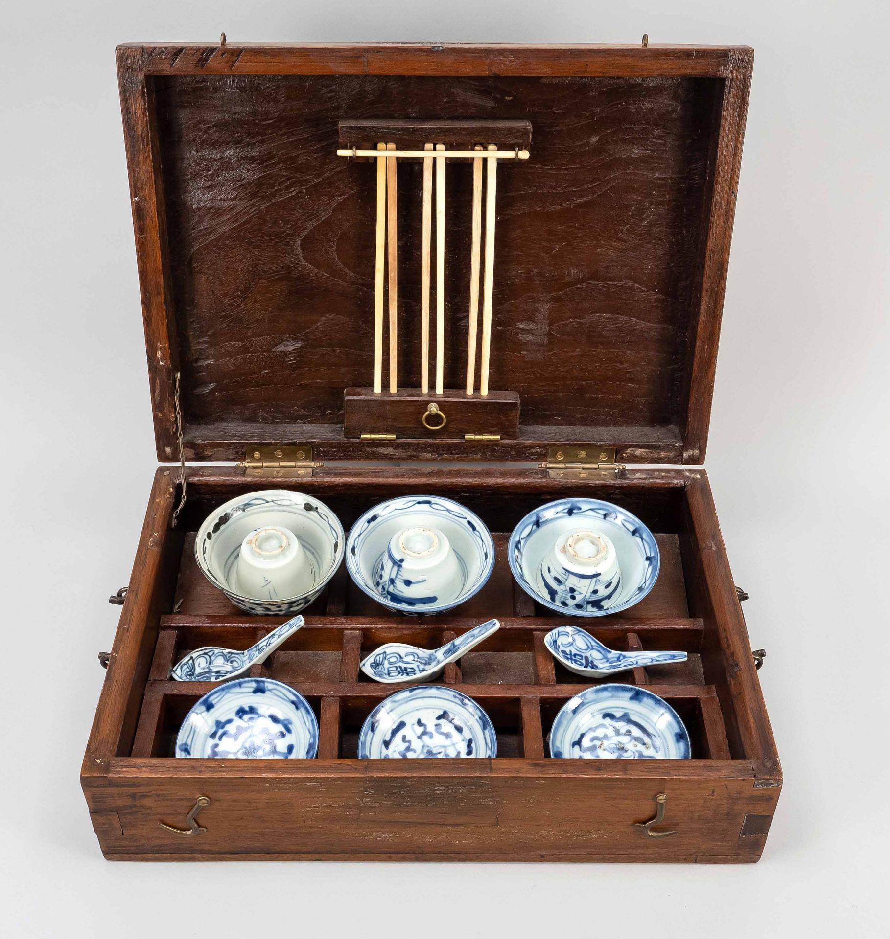 Chinese tableware in original box, China, Ming/Qing dynasty, 17th/18th c.(porcelain), c. 1900(