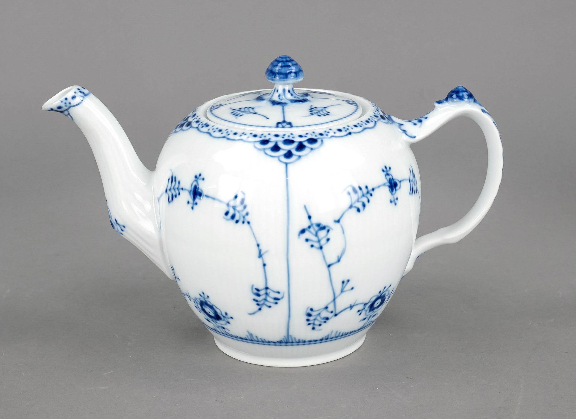 Teapot, Royal Copenhagen, Denmark, mark 1985-91, 1st choice, decor Musselmalet half lace in