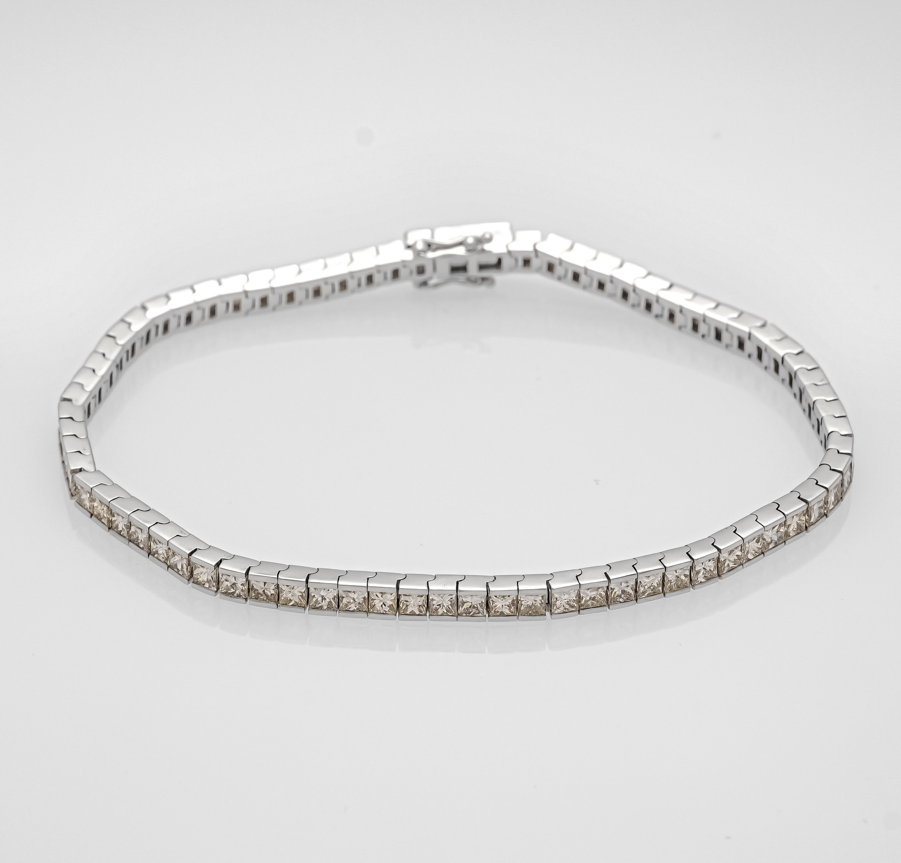 Diamond riviére bracelet WG 750/000 with 73 princess diamonds, total 7.13 ct fancylightyellow /