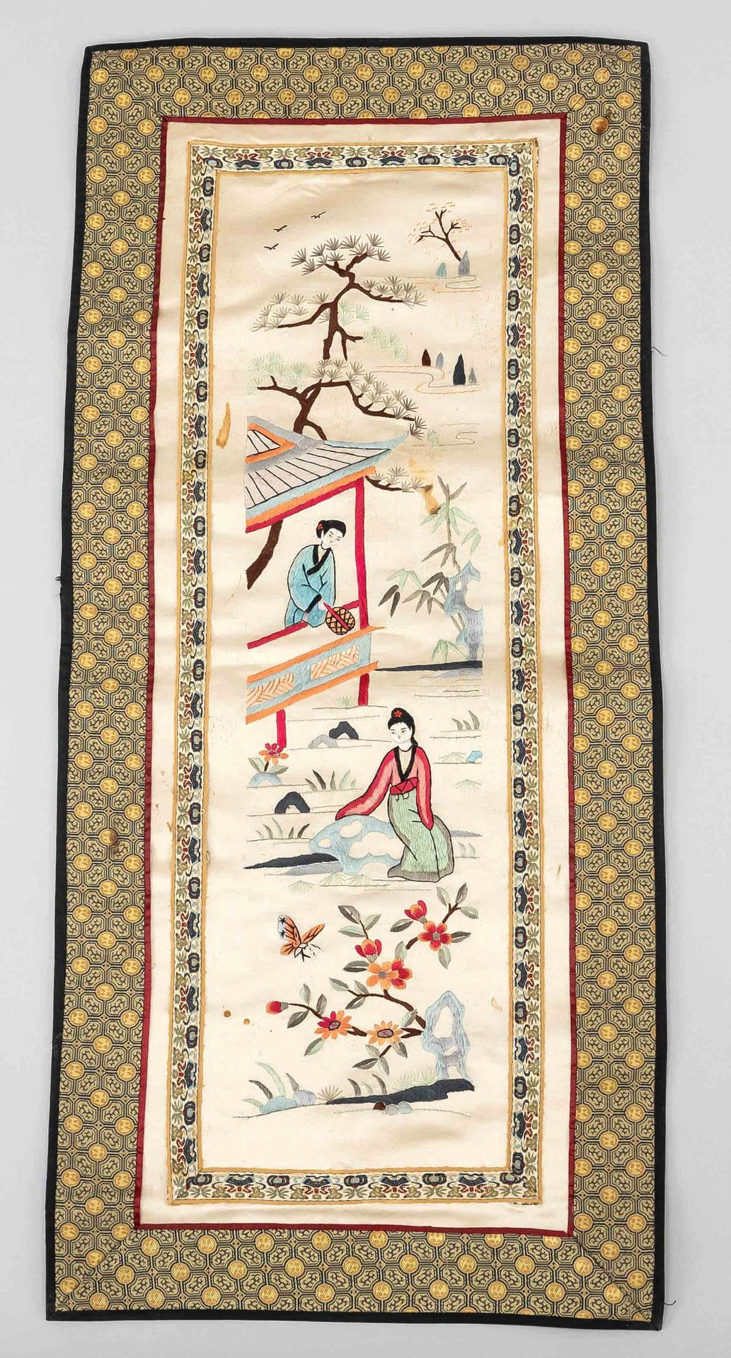 Pair of embroidered silk banners, China, Republic period(1911-1949), in the slit technique(chin. - Image 2 of 2