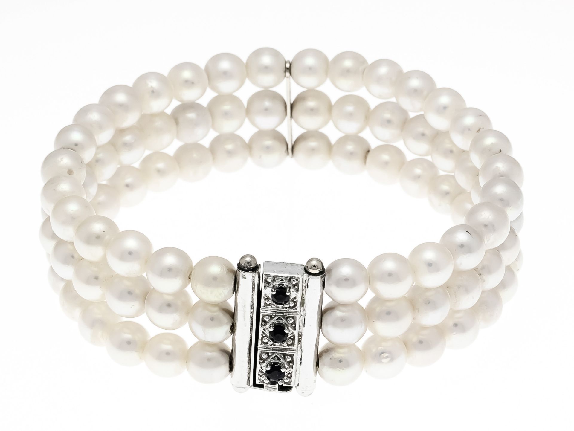 3-row Akoya pearl bracelet with box clasp WG 585/000 set with 3 round faceted sapphires 2,60 mm dark