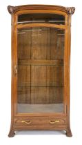 Art Nouveau display cabinet circa 1900, probably Louis Majorelle, mahogany, 1-door glazed corpus