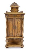 Narrow cabinet around 1880, oak, 2-door corpus flanked by corkscrew columns, crowned by