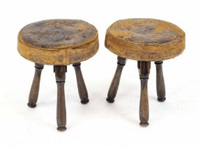 Pair of stools/stools around 1900, walnut, leather upholstery, h. 42 cm, d. 37 cm.