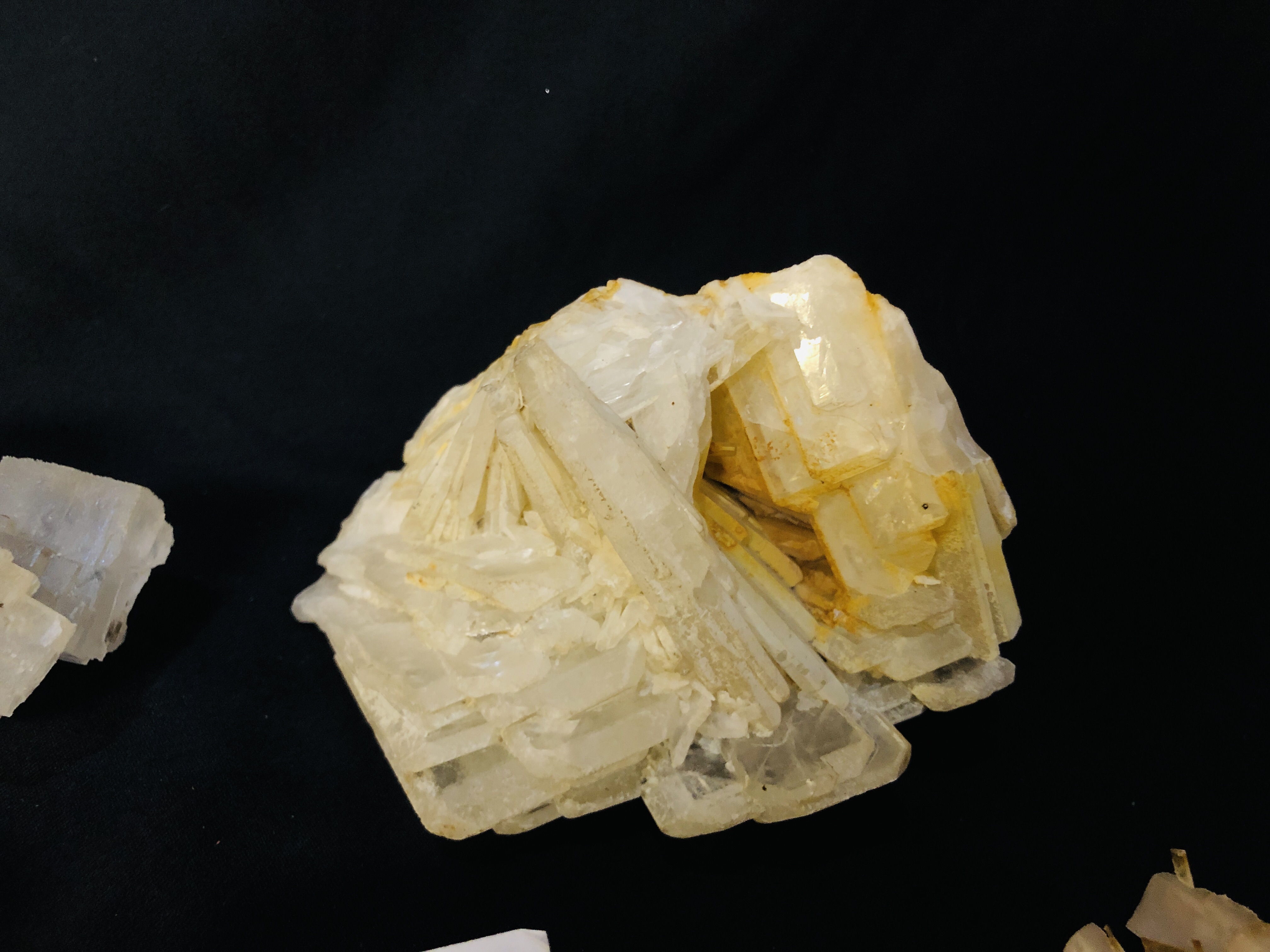 A COLLECTION OF APPROX 5 CRYSTAL AND MINERAL ROCK EXAMPLES TO INCLUDE QUARTZ, CALCITE TRAPEZOID ETC. - Image 3 of 5