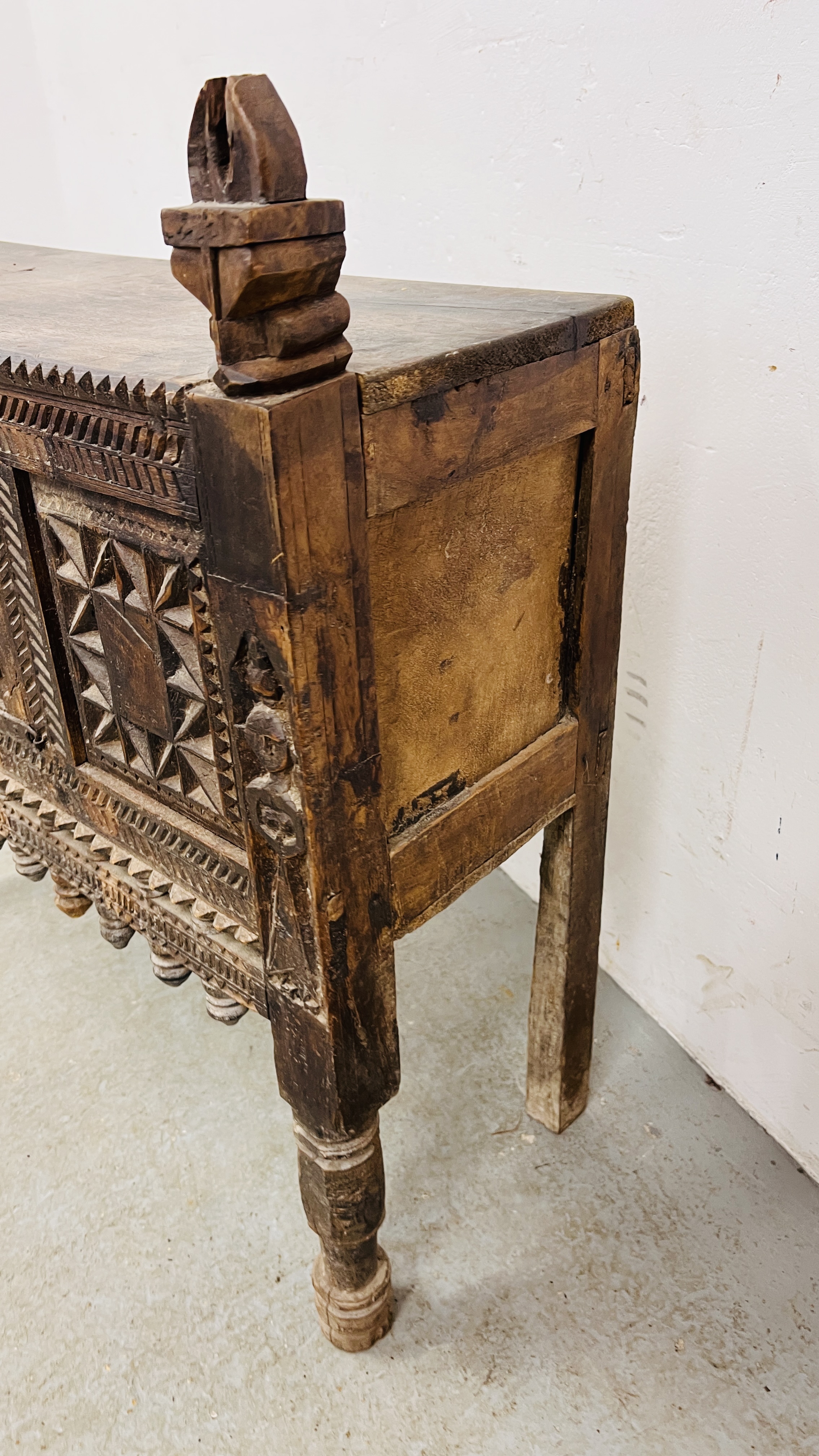 AN EASTERN HARDWOOD HAND CARVED DOWRY CHEST/CUPBOARD WIDTH 89CM. DEPTH 33CM. HEIGHT 91CM. - Image 6 of 16