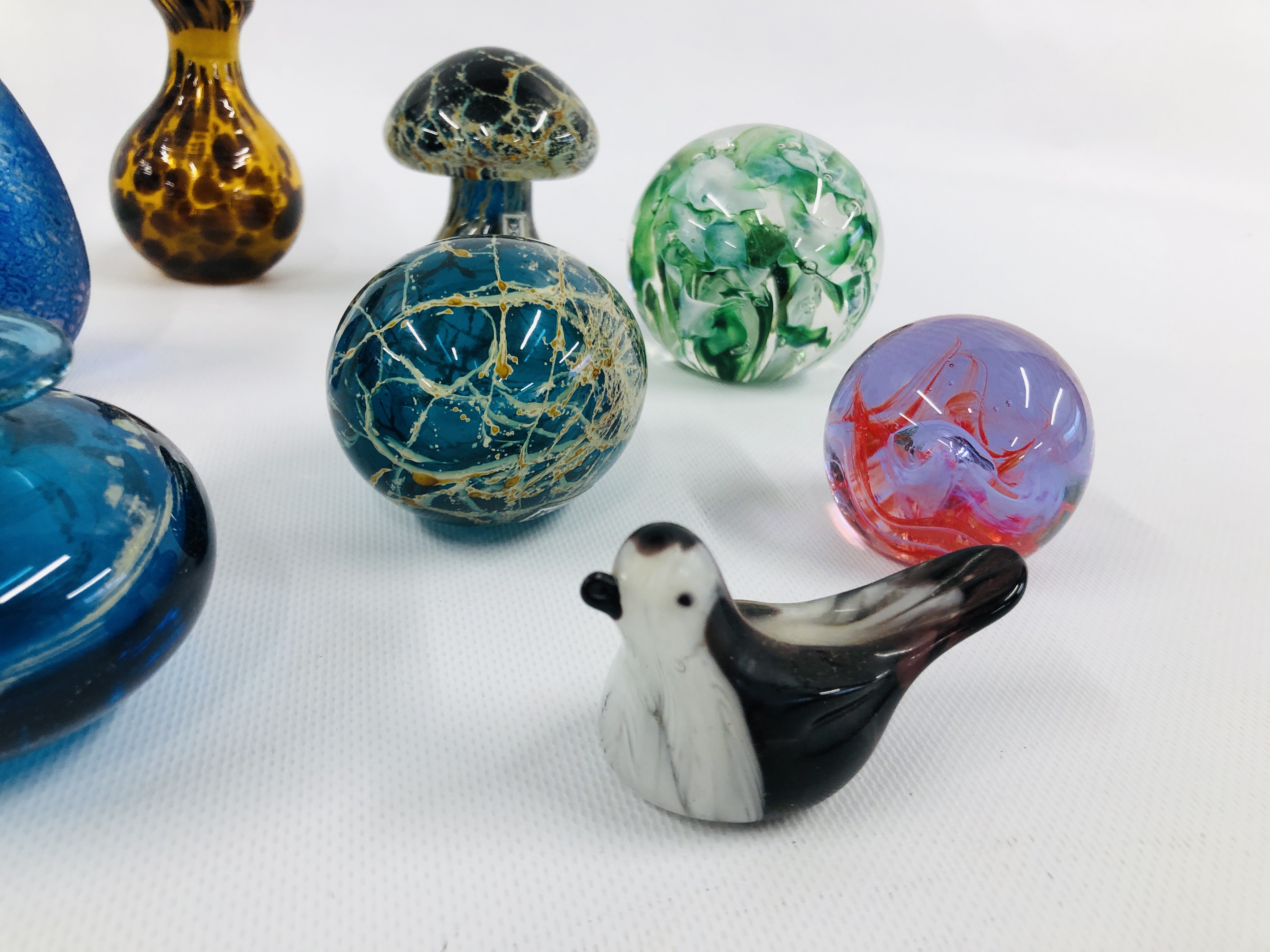 A COLLECTION OF ASSORTED ART GLASS PAPERWEIGHTS, VASES, ETC. - Image 2 of 7