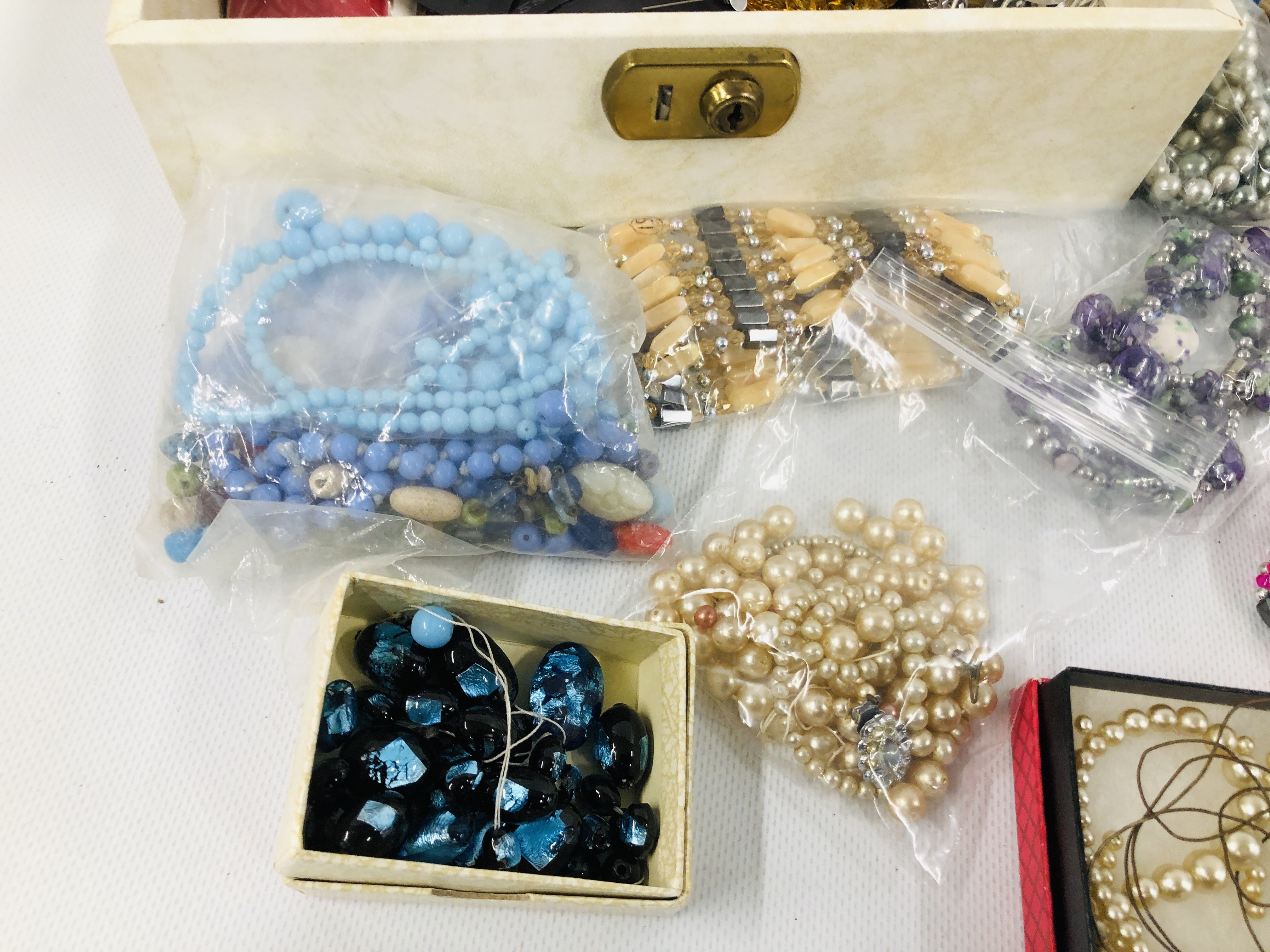 JEWELLERY BOX AND CONTENTS TO INCLUDE VINTAGE AND COSTUME JEWELLERY, SILVER PENDANTS, HAT PINS, - Image 2 of 8