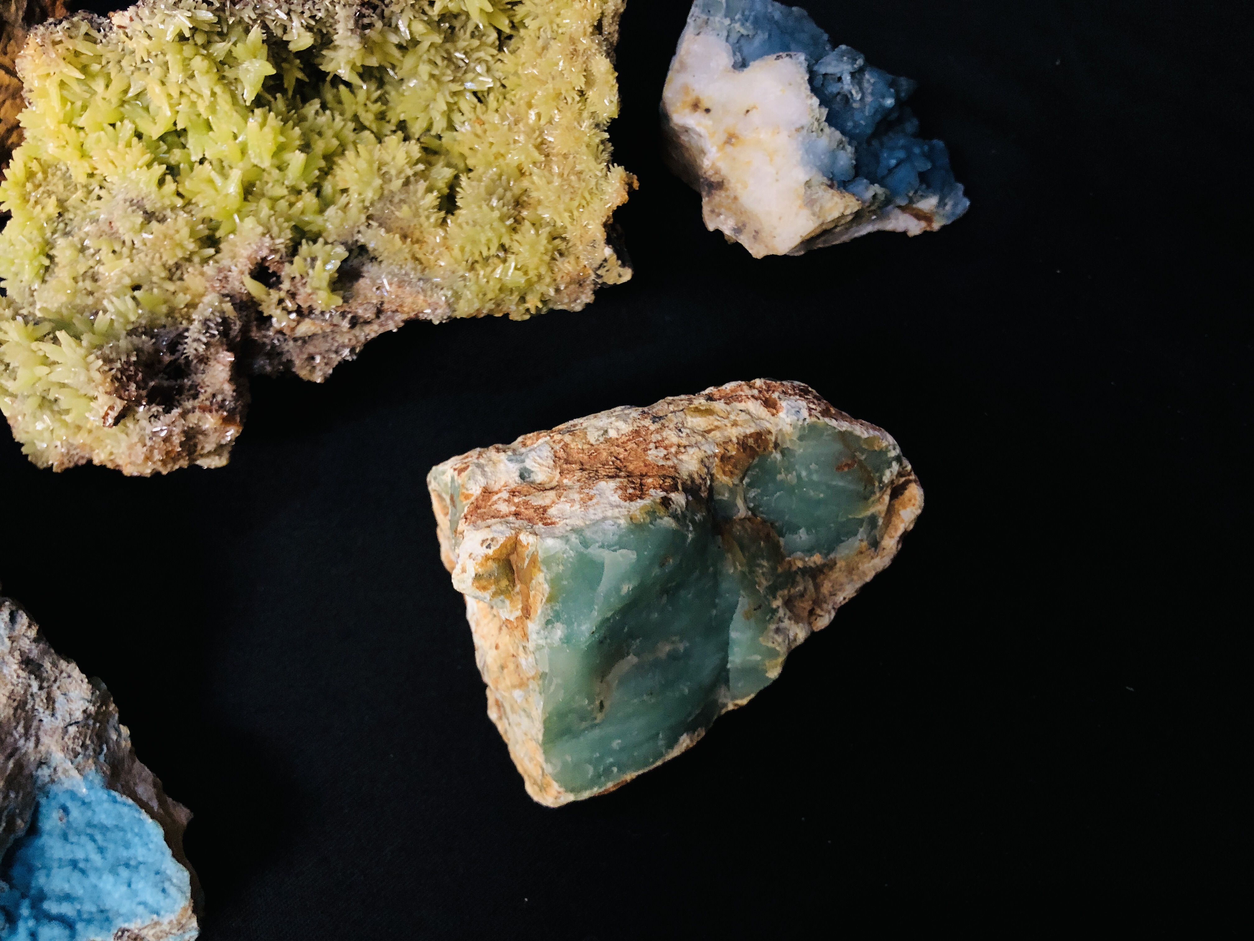 A COLLECTION OF APPROX 5 CRYSTAL AND MINERAL ROCK EXAMPLES TO INCLUDE GIBBSITE ETC. - Image 5 of 5