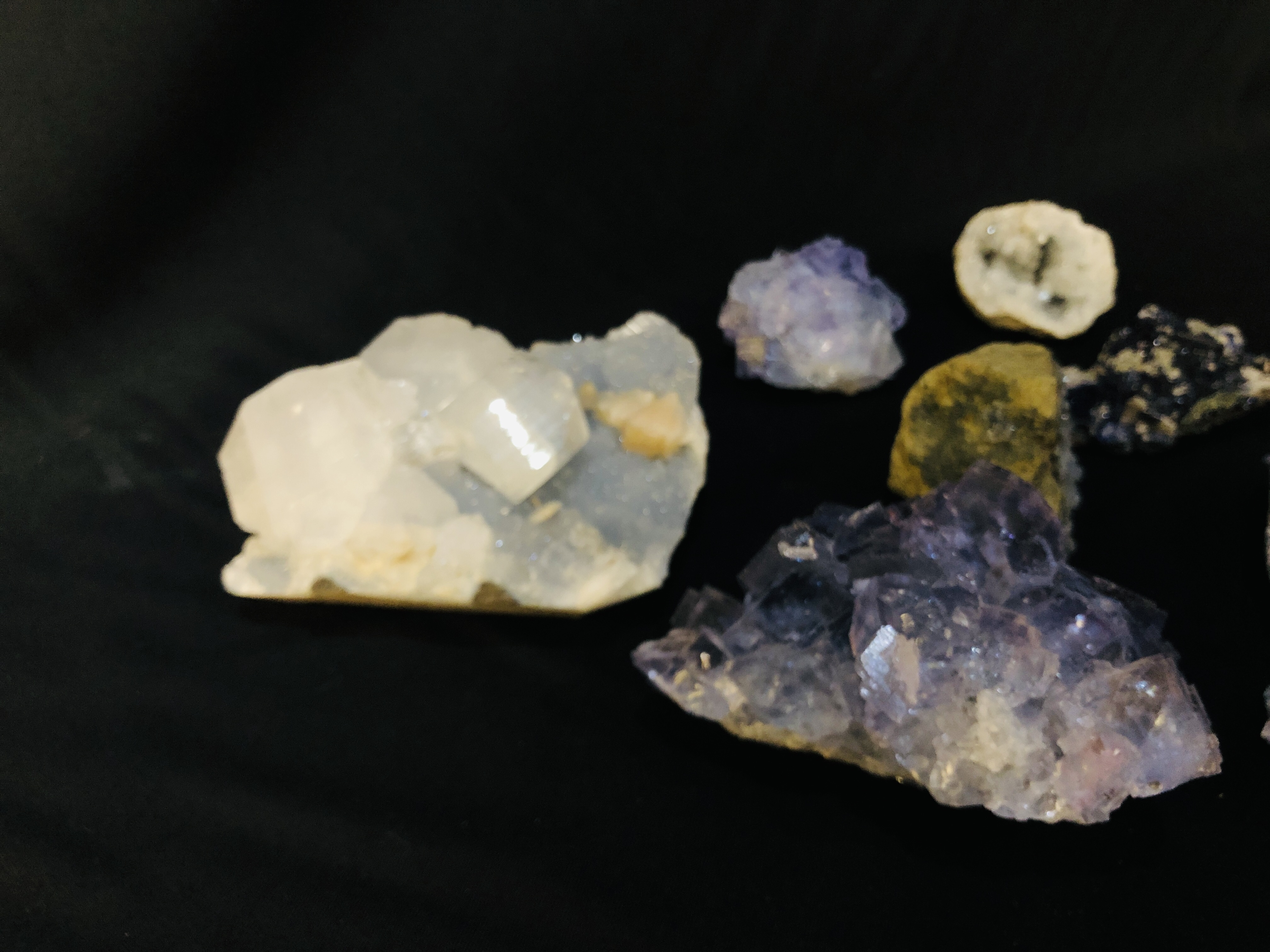 A COLLECTION OF APPROX 7 CRYSTAL AND MINERAL ROCK EXAMPLES TO INCLUDE QUARTZ, CELESTINE ETC. - Image 5 of 5