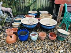 A QUANTITY OF ASSORTED GARDEN POTS.