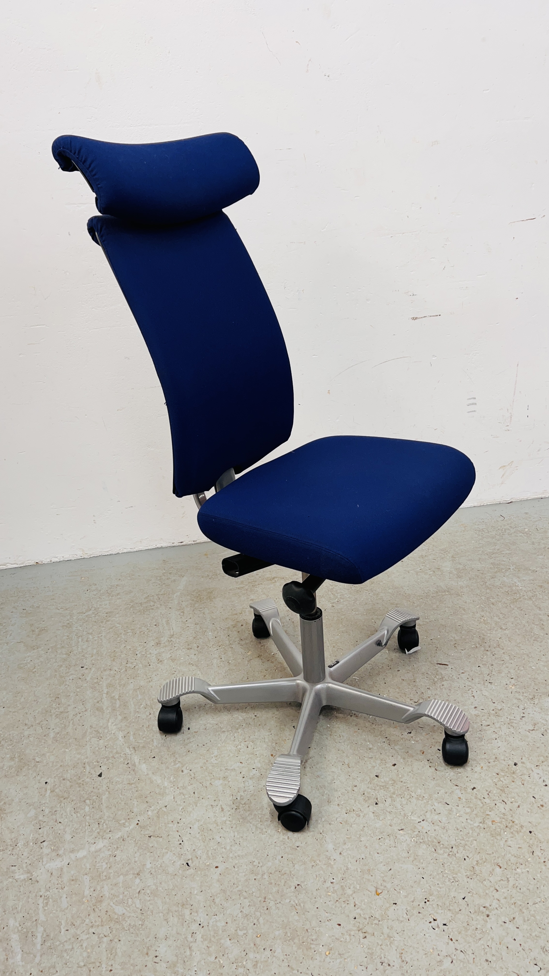 MODERN "HAG" ADJUSTABLE OFFICE CHAIR - Image 6 of 9