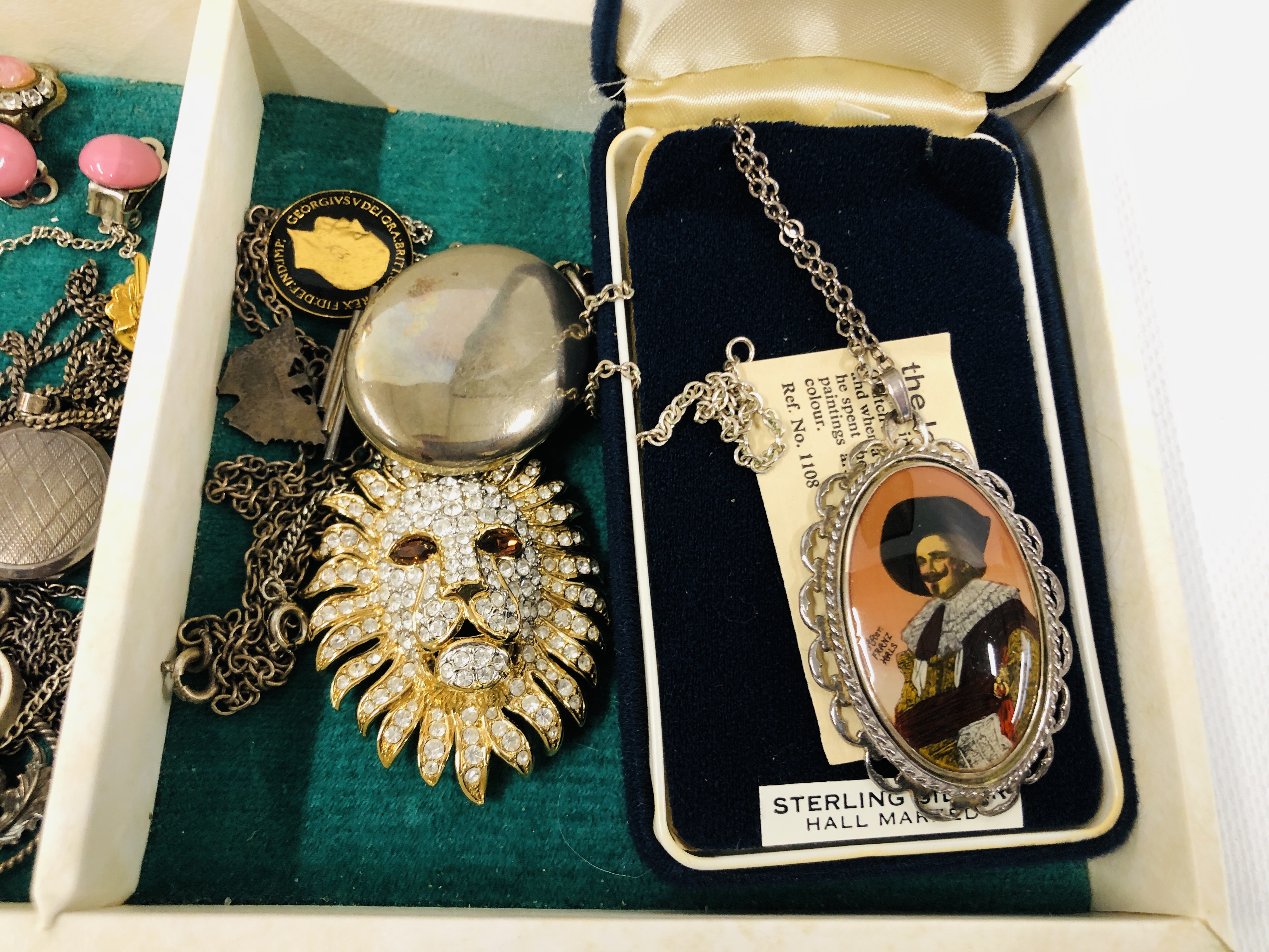 JEWELLERY BOX AND CONTENTS TO INCLUDE COSTUME JEWELLERY, WATCHES, VINTAGE OVAL WHITE METAL LOCKET, - Image 3 of 8