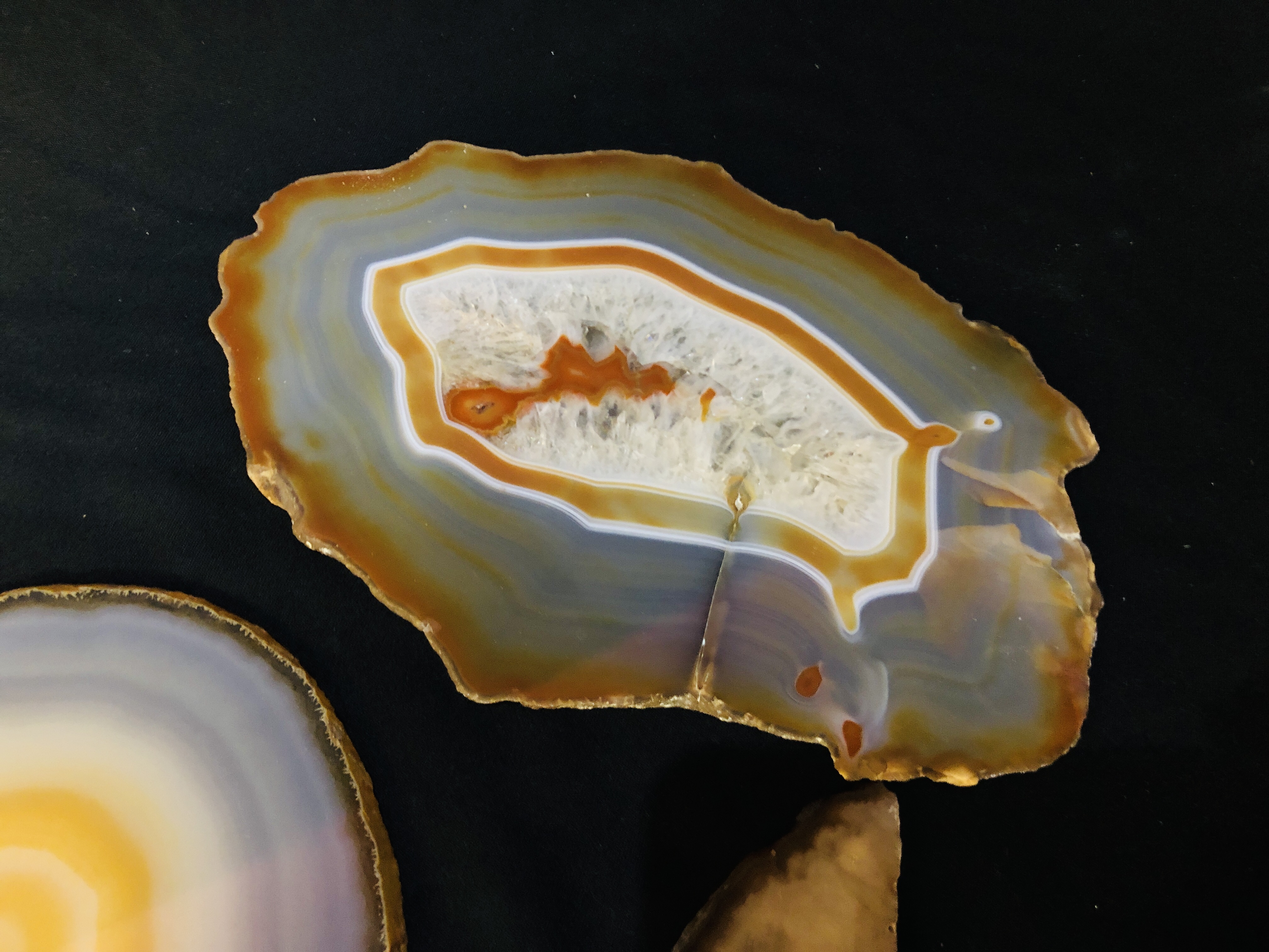 A COLLECTION OF APPROX 3 POLISHED AGATE AND CRYSTAL SLICES. - Image 3 of 4