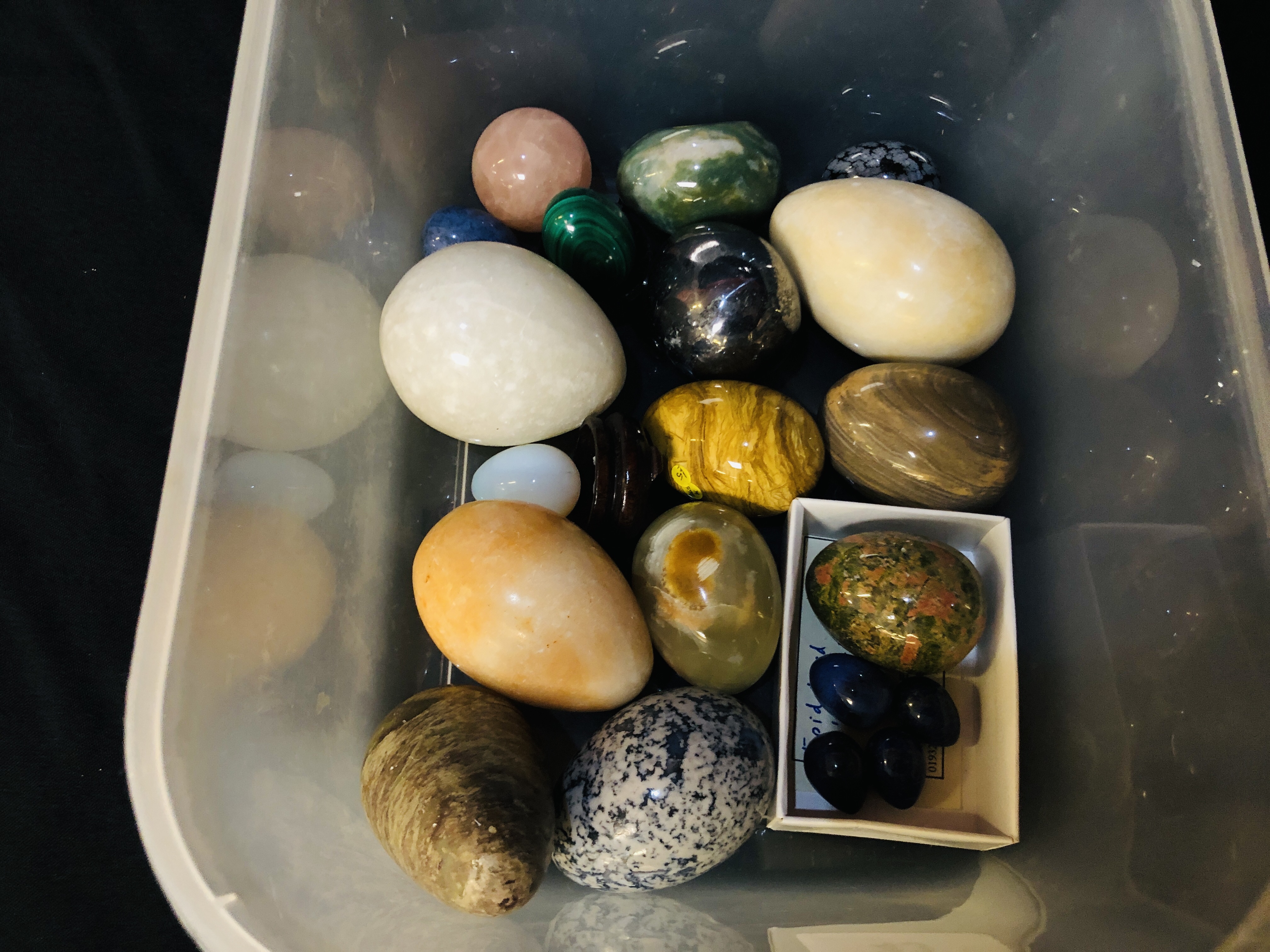 A COLLECTION OF APPROX 20 POLISHED HARD STONE EGGS TO INCLUDE CRYSTAL, QUARTZ AND ONYX EXAMPLES.