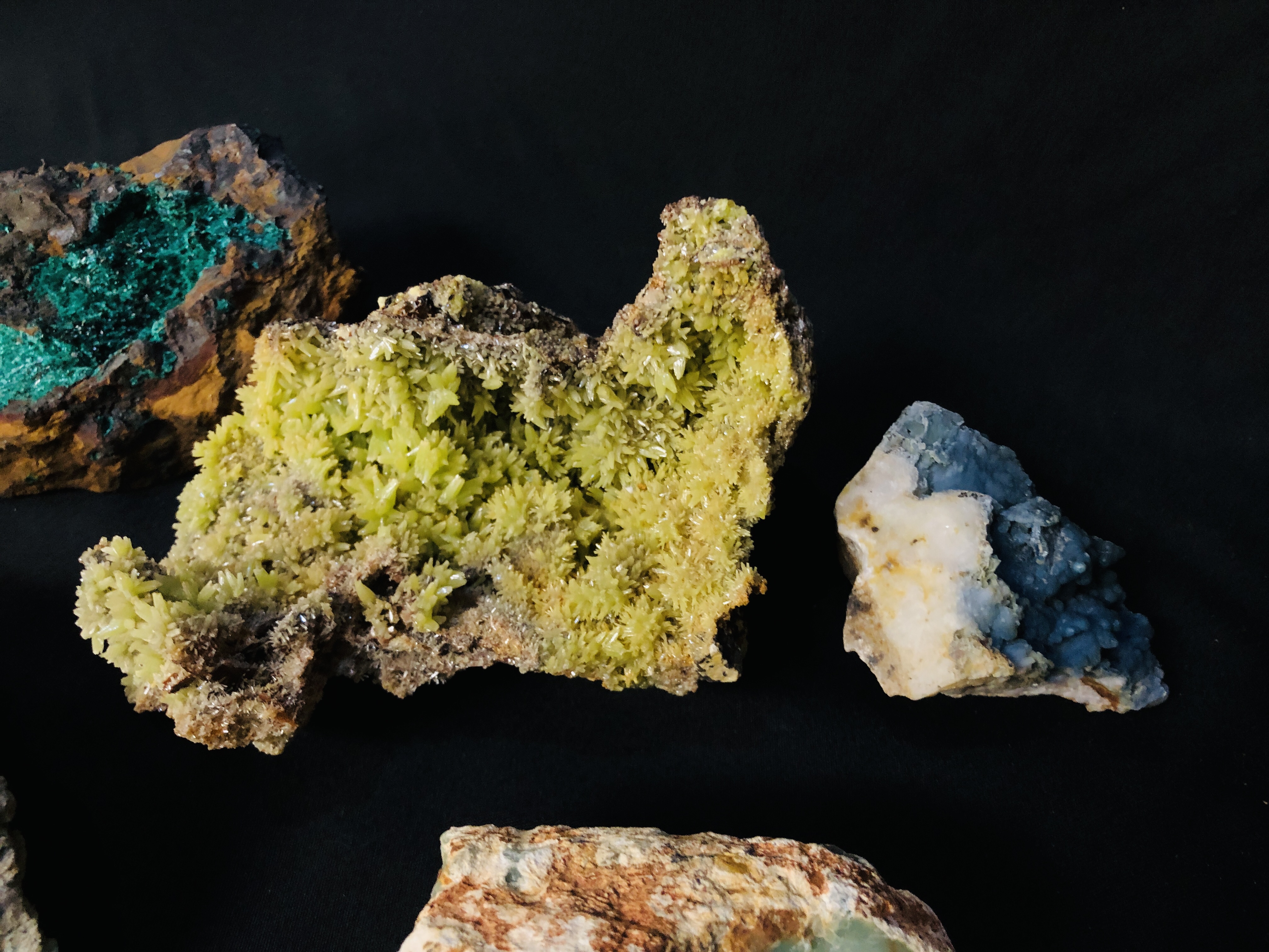 A COLLECTION OF APPROX 5 CRYSTAL AND MINERAL ROCK EXAMPLES TO INCLUDE GIBBSITE ETC. - Image 4 of 5