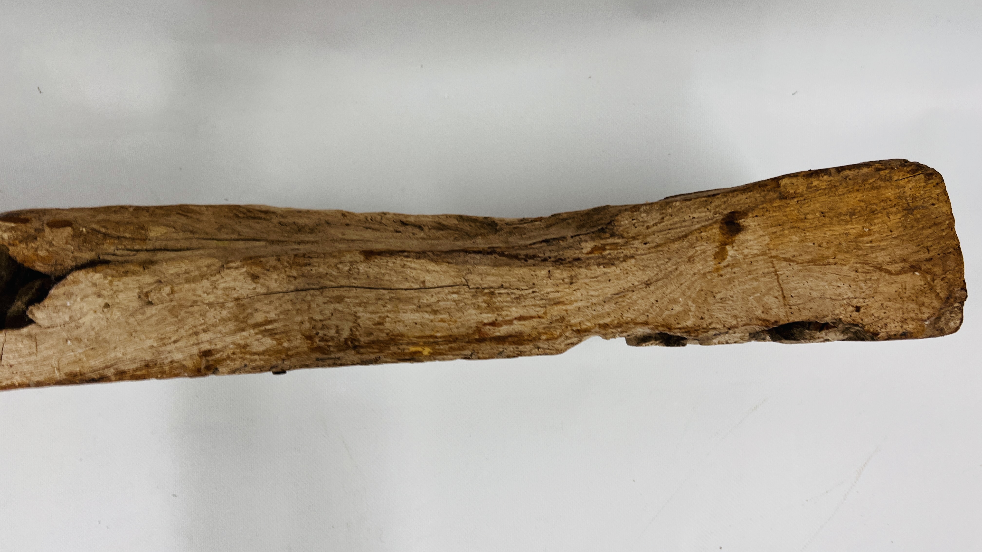 AN ANTIQUE HEAVILY CARVED HARDWOOD TIMBER BEAM WITH ISLAMIC RELIGIOUS INSCRIPTION LENGTH `34CM. - Image 10 of 18