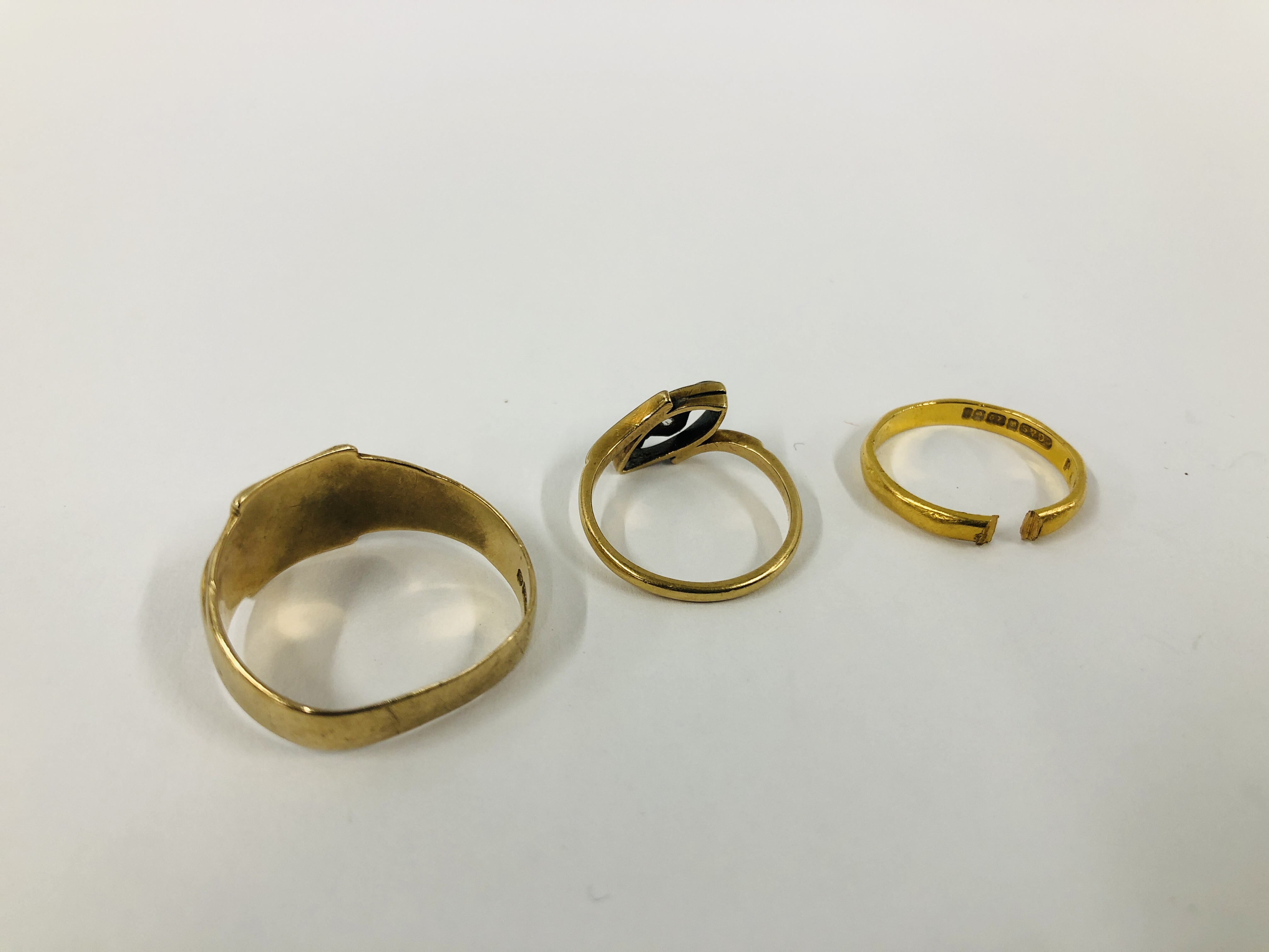 AN 18CT. GOLD THREE STONE DIAMOND TWIST RING (ONE STONE MISSING) ALONG WITH A 22CT. - Image 6 of 8