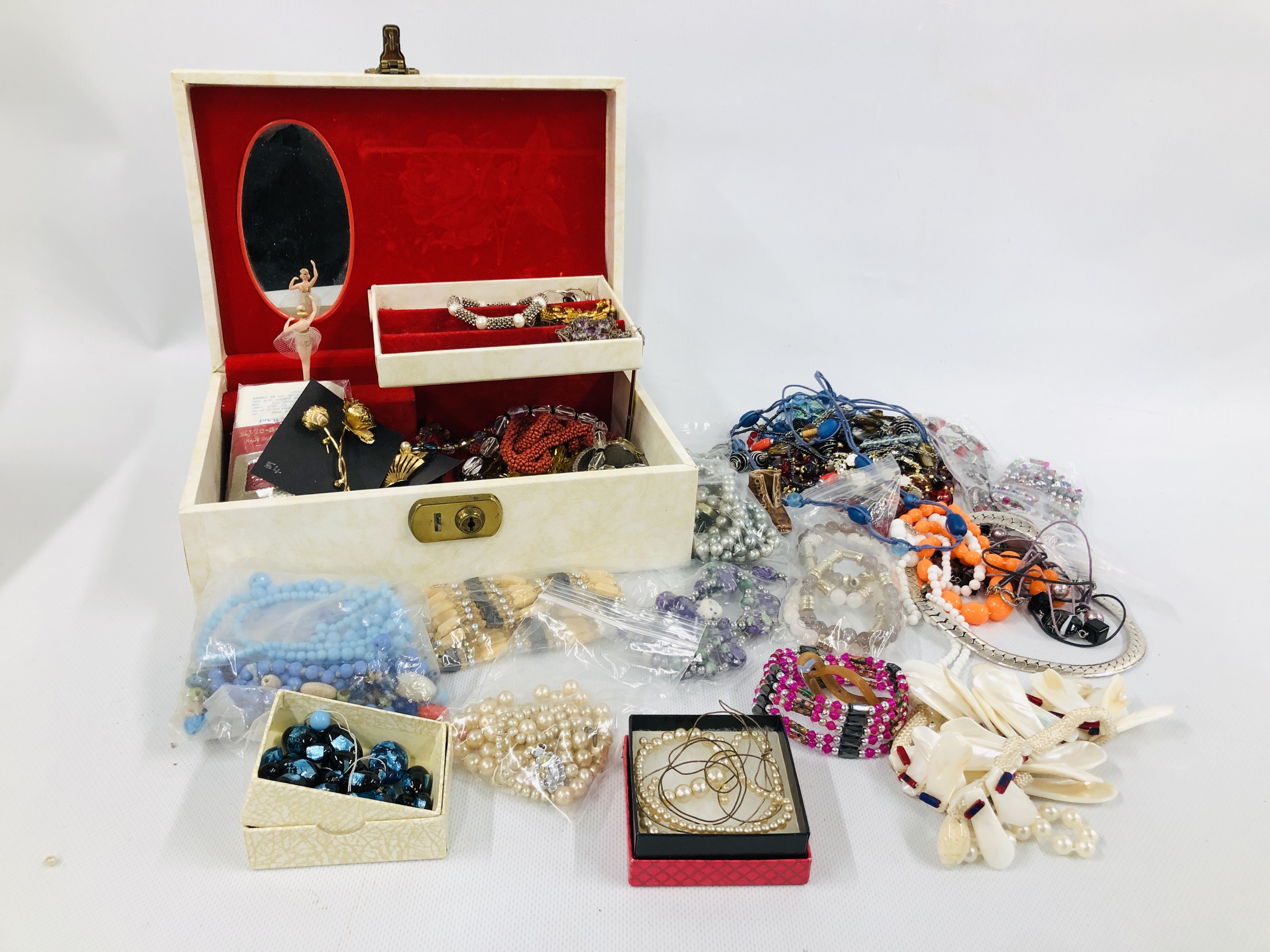 JEWELLERY BOX AND CONTENTS TO INCLUDE VINTAGE AND COSTUME JEWELLERY, SILVER PENDANTS, HAT PINS,
