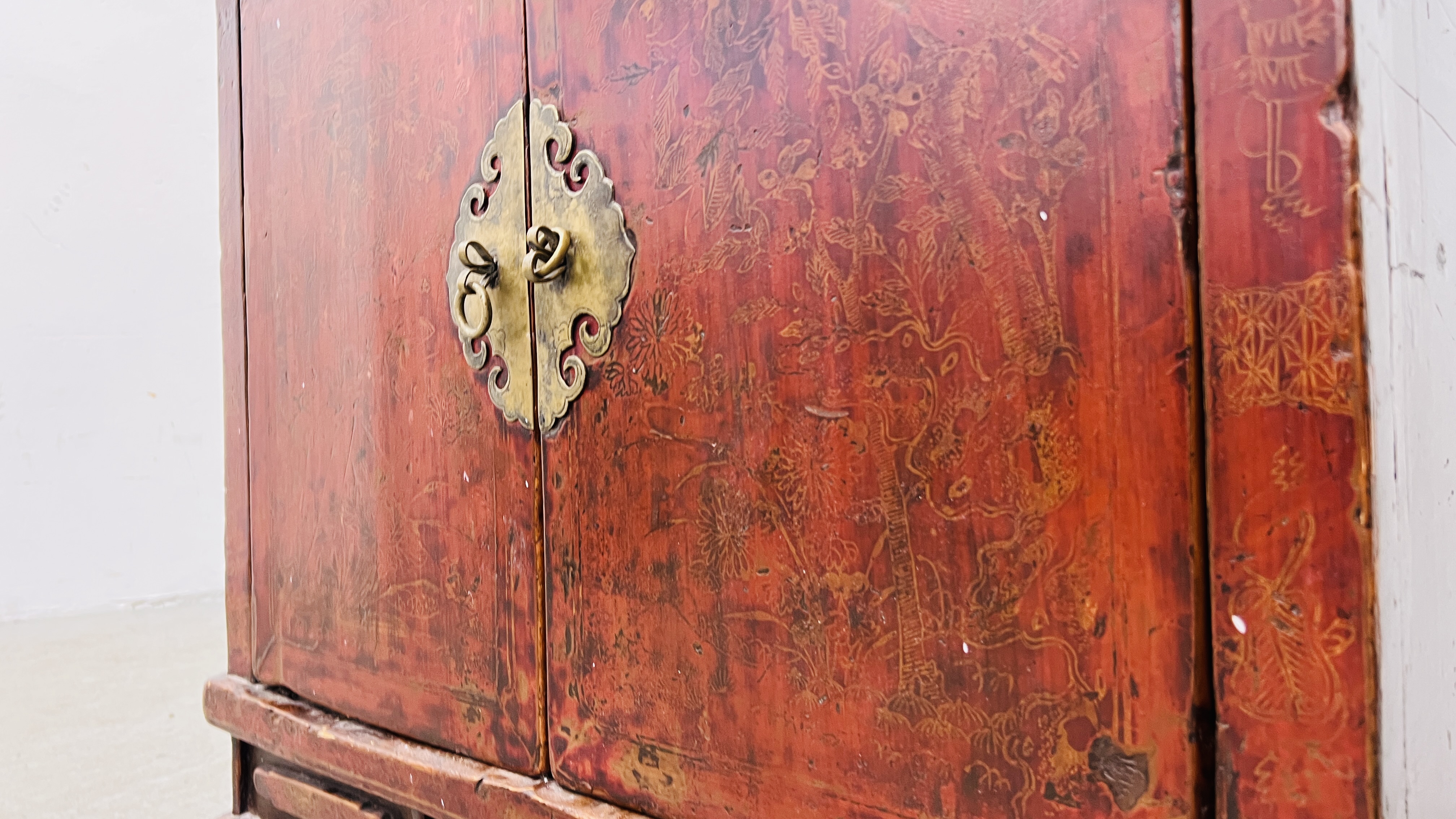 A CHINESE LACQUERED TWO DOOR CABINET WIDTH 74CM. DEPTH 43CM. HEIGHT 72CM. - Image 10 of 14