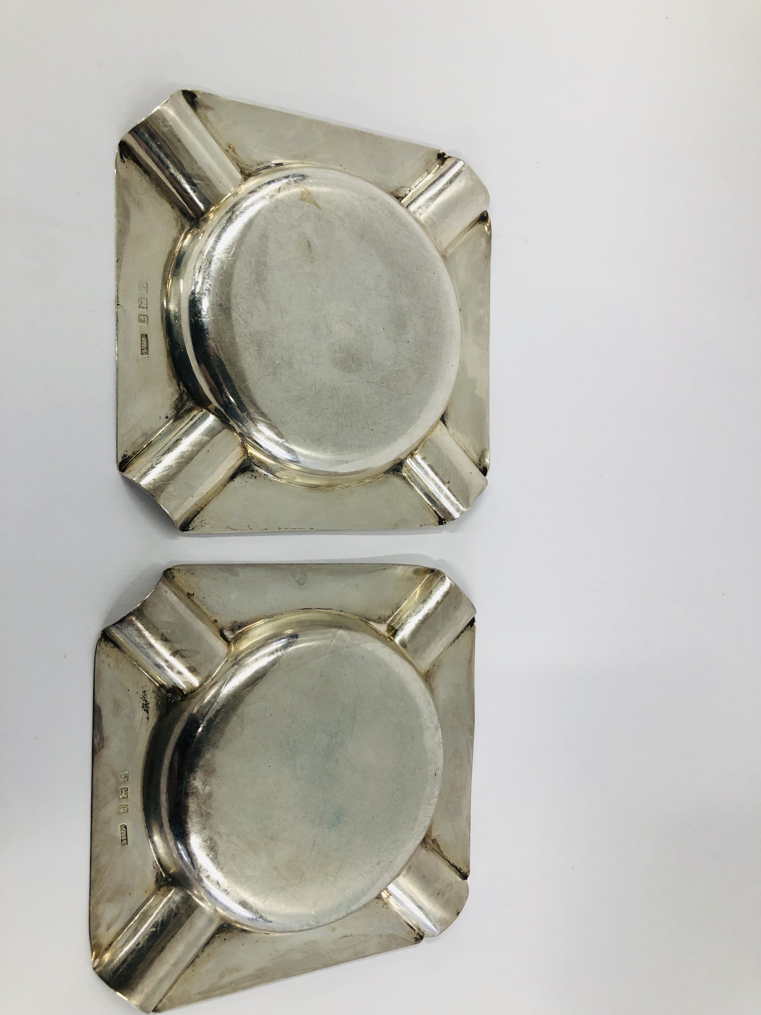 A PAIR OF SILVER ASHTRAYS, BIRMINGHAM ASSAY D.BROS 10.7CM. - Image 6 of 7