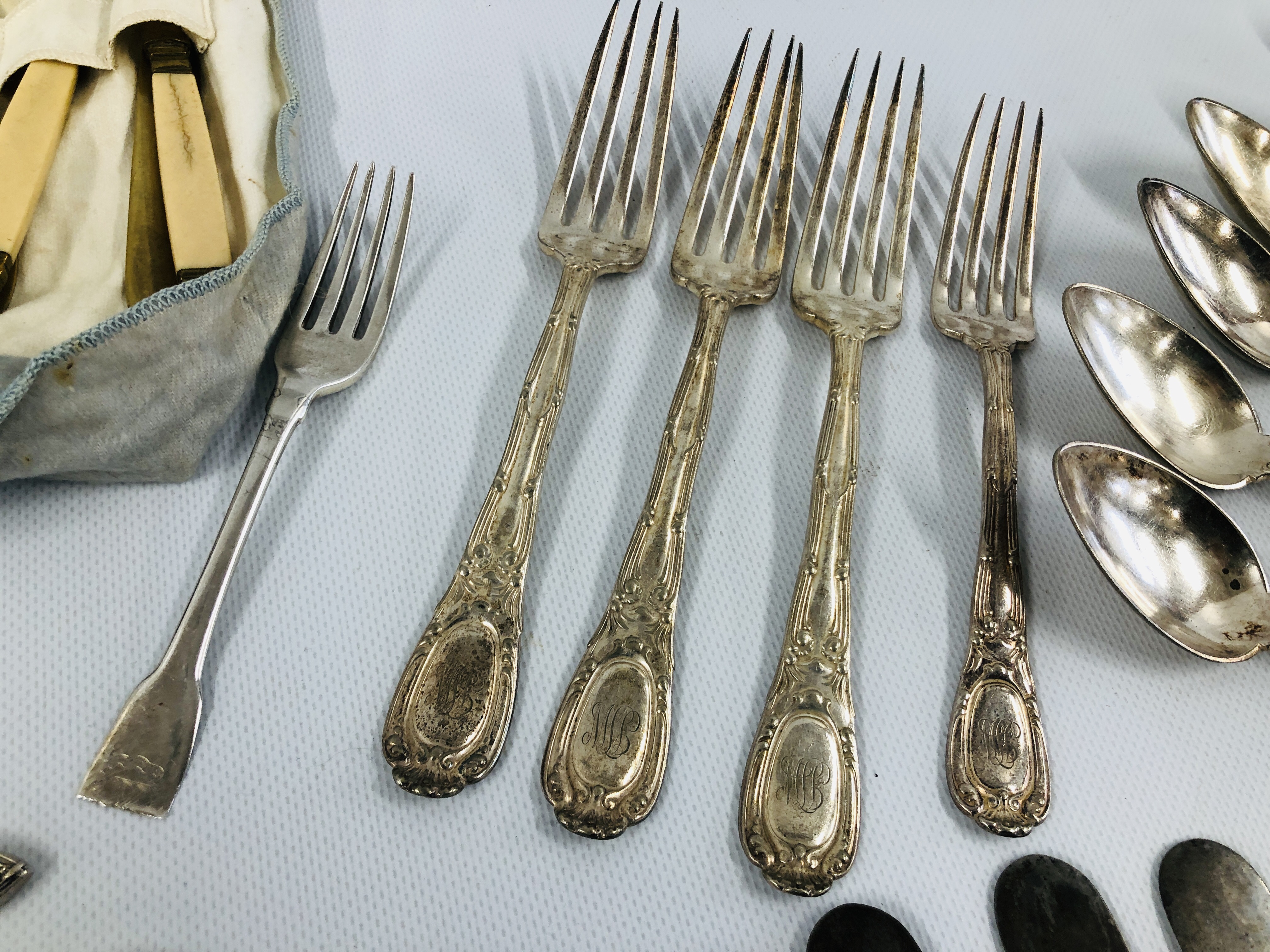 A GROUP OF GOOD QUALITY LOOSE PLATED CUTLERY TO INCLUDE SIX SPOONS AND FOUR FORKS MARKED TIFFANY & - Image 3 of 8