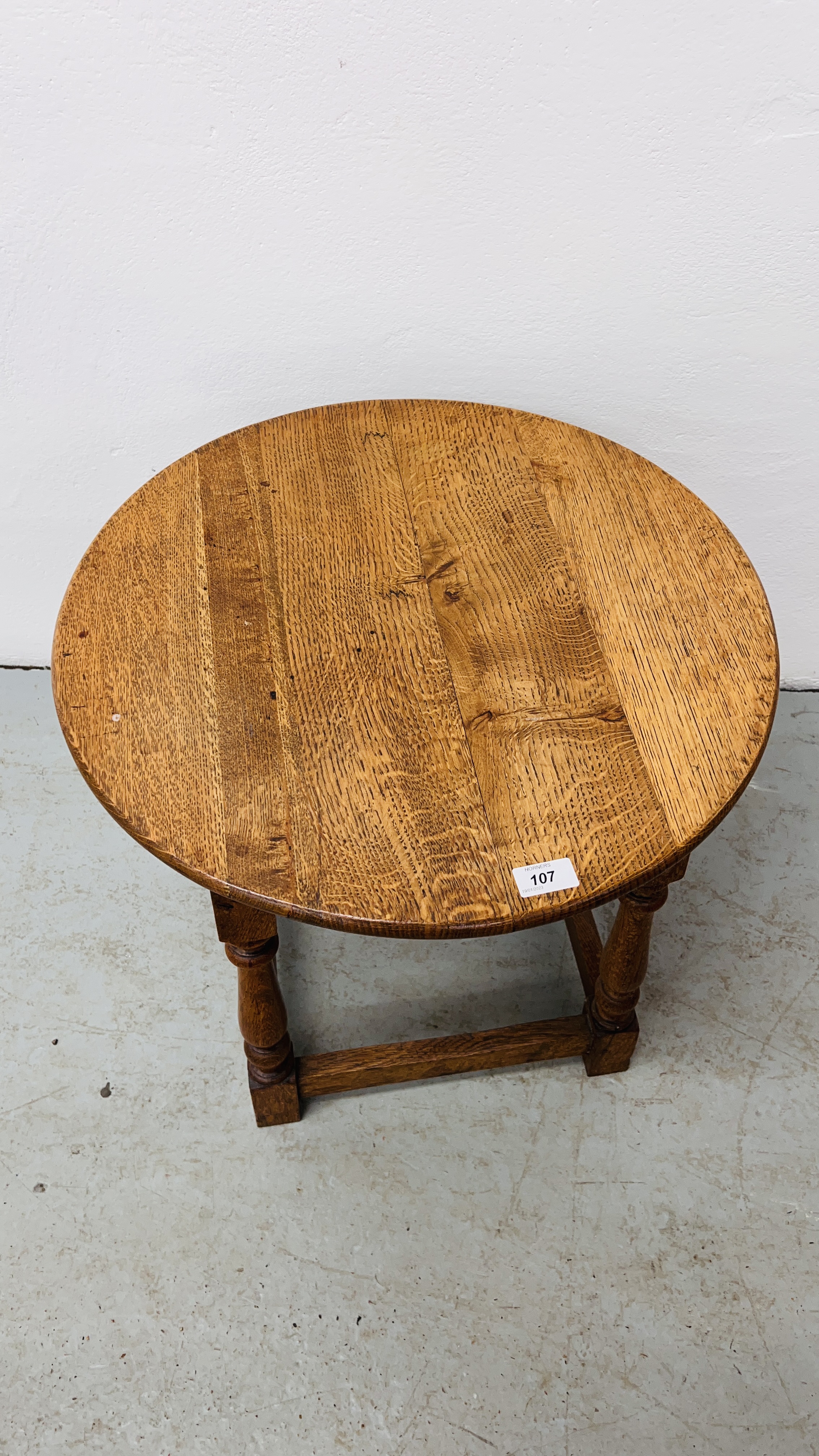 AN OAK CIRCULAR OCCASIONAL TABLE ON TURNED SUPPORTS HEIGHT 51CM. DIA. 54CM. - Image 2 of 5