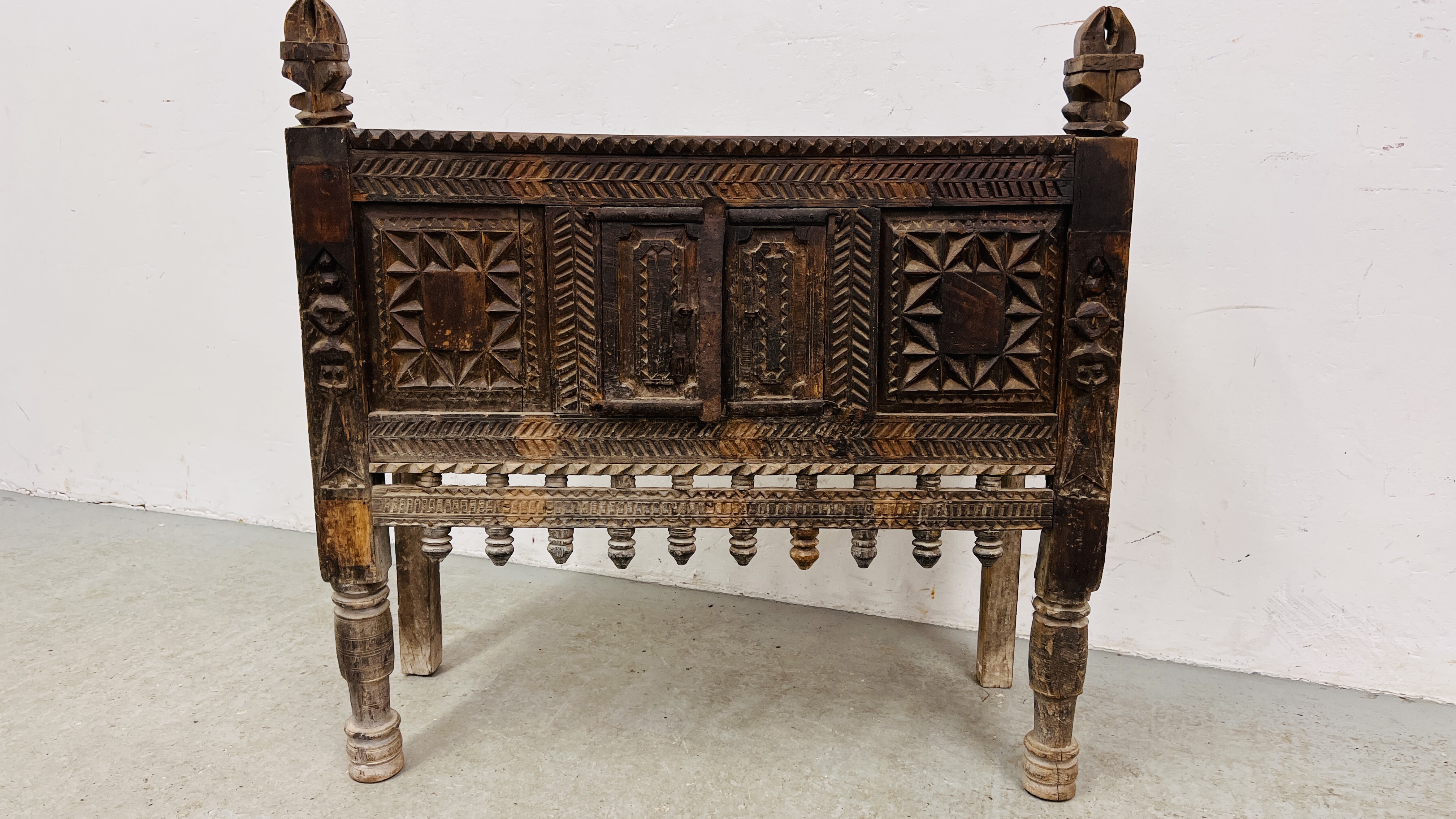 AN EASTERN HARDWOOD HAND CARVED DOWRY CHEST/CUPBOARD WIDTH 89CM. DEPTH 33CM. HEIGHT 91CM. - Image 2 of 16