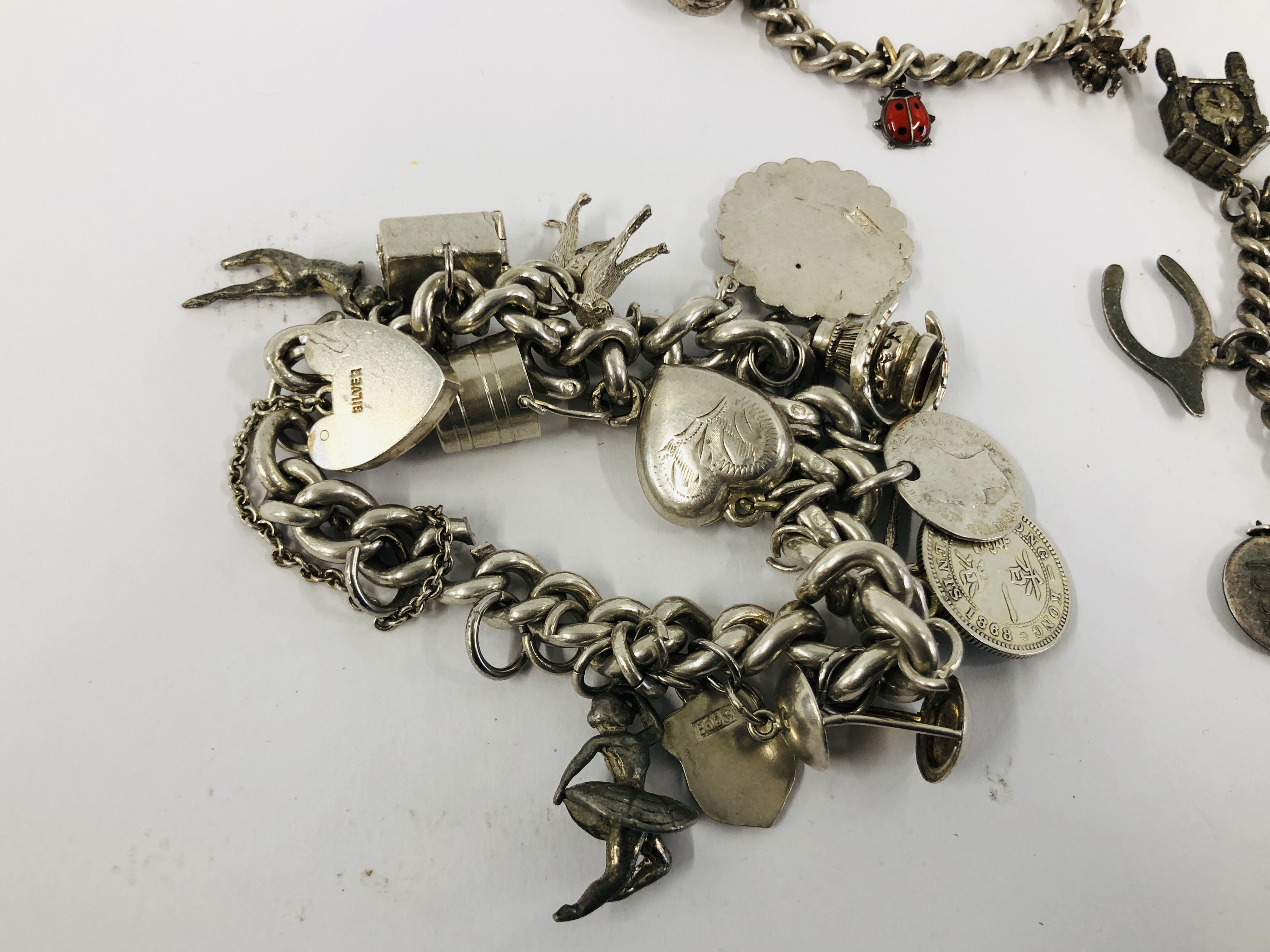 THREE VINTAGE SILVER CHARM BRACELETS TO INCLUDE VARIOUS SILVER AND WHITE METAL CHARMS. - Image 4 of 6