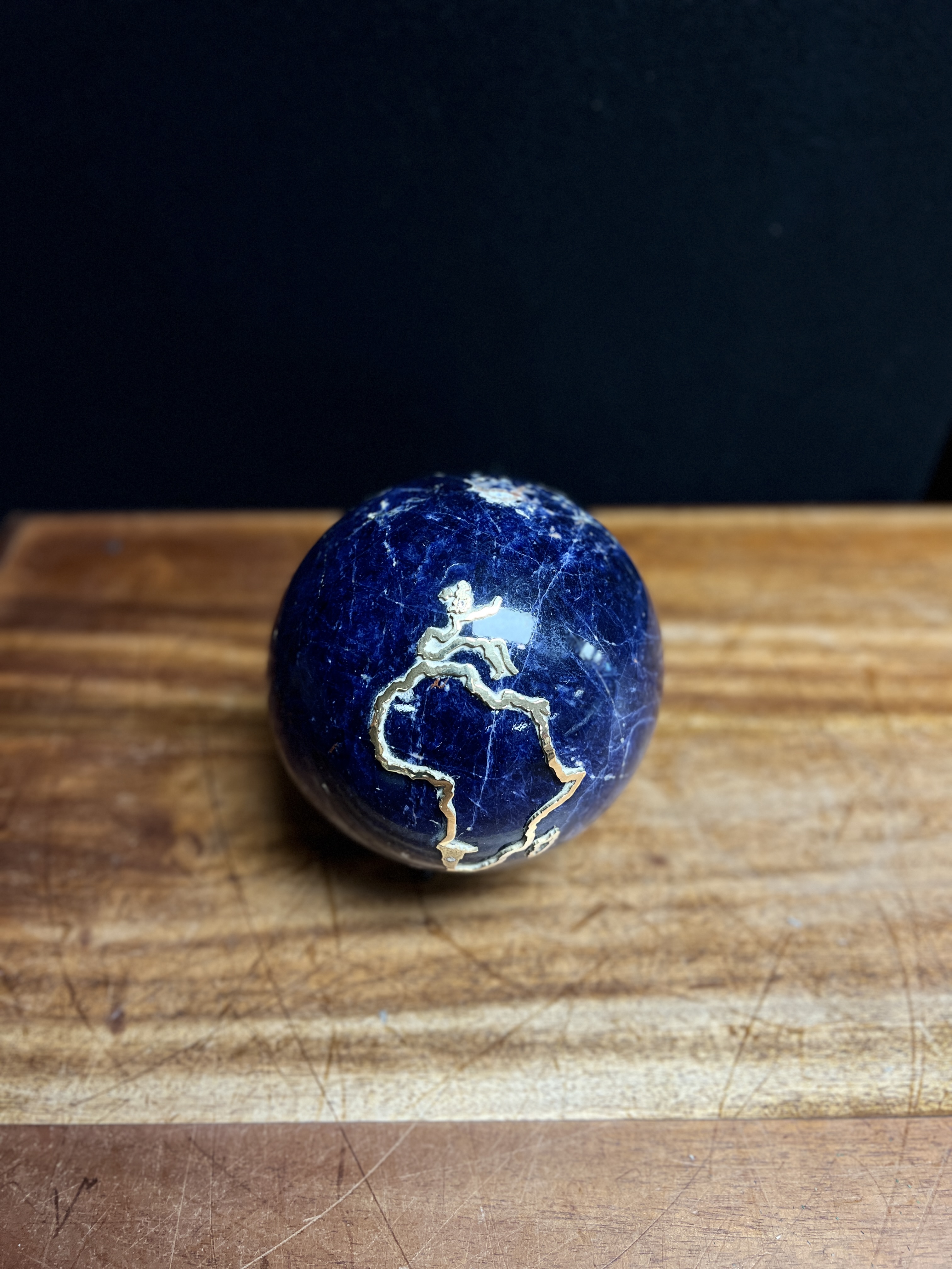 A LARGE LAPIS LAZULI SPHERE DEPICTING AN APPLIED COUNTRY OUTLINED IN 18CT GOLD SET WITH TWO - Image 4 of 11