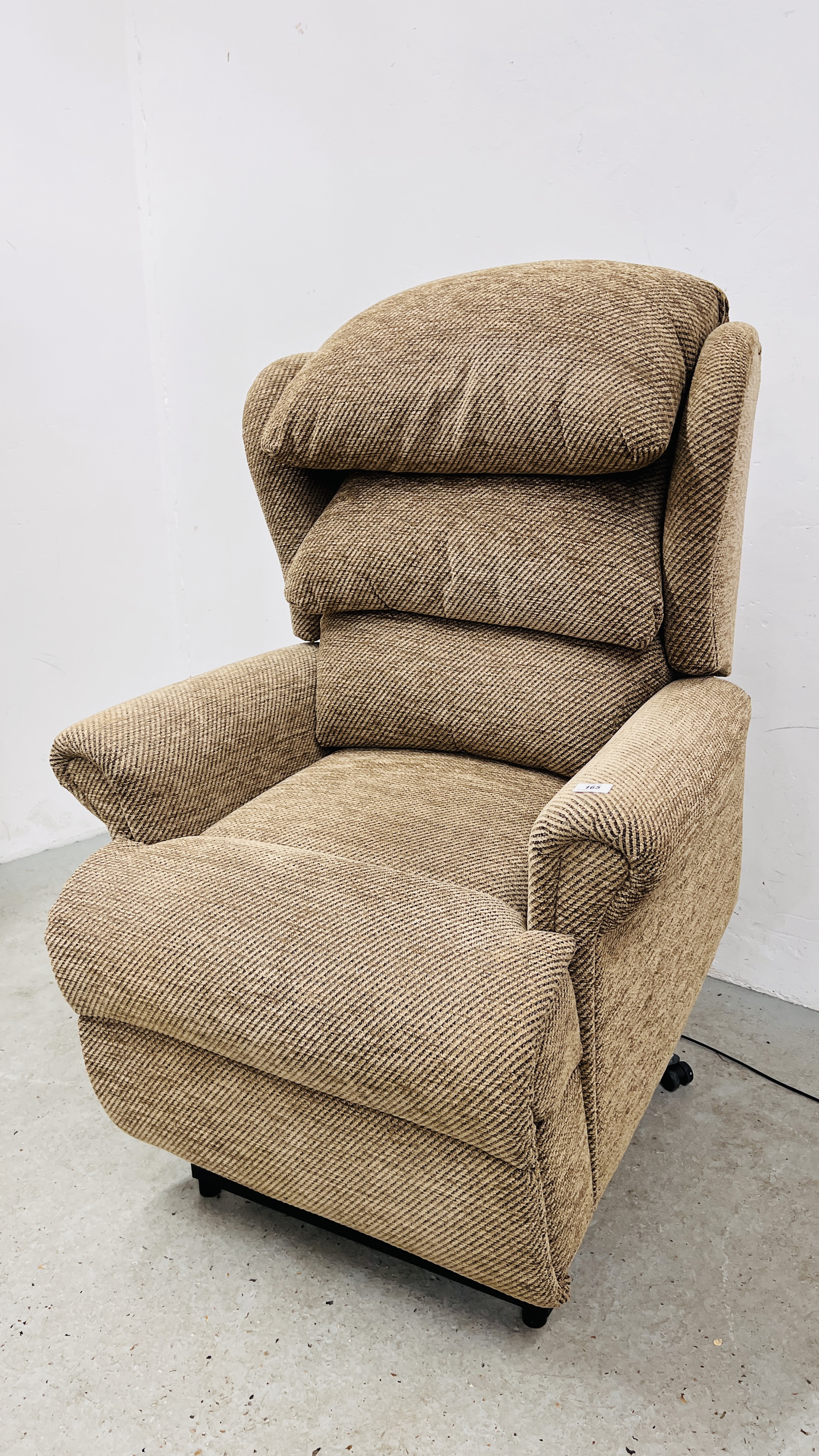 A SHERBORNE T.MOTION OATMEAL UPHOLSTERED ELECTRIC RISE AND RECLINE EASY CHAIR - SOLD AS SEEN. - Image 10 of 11