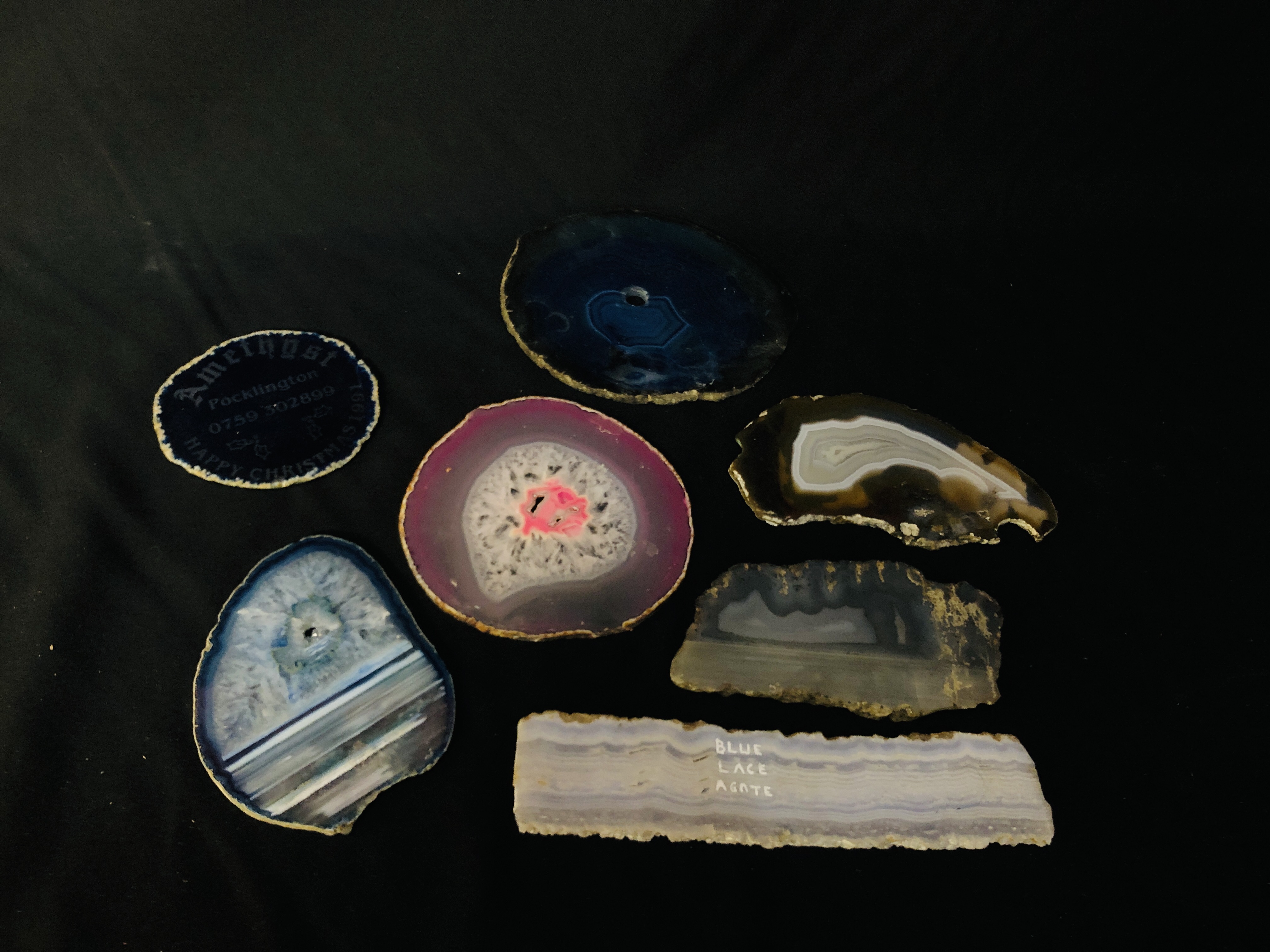 A COLLECTION OF APPROX 7 POLISHED AGATE SLICES TO INCLUDE BLUE LACEETC.