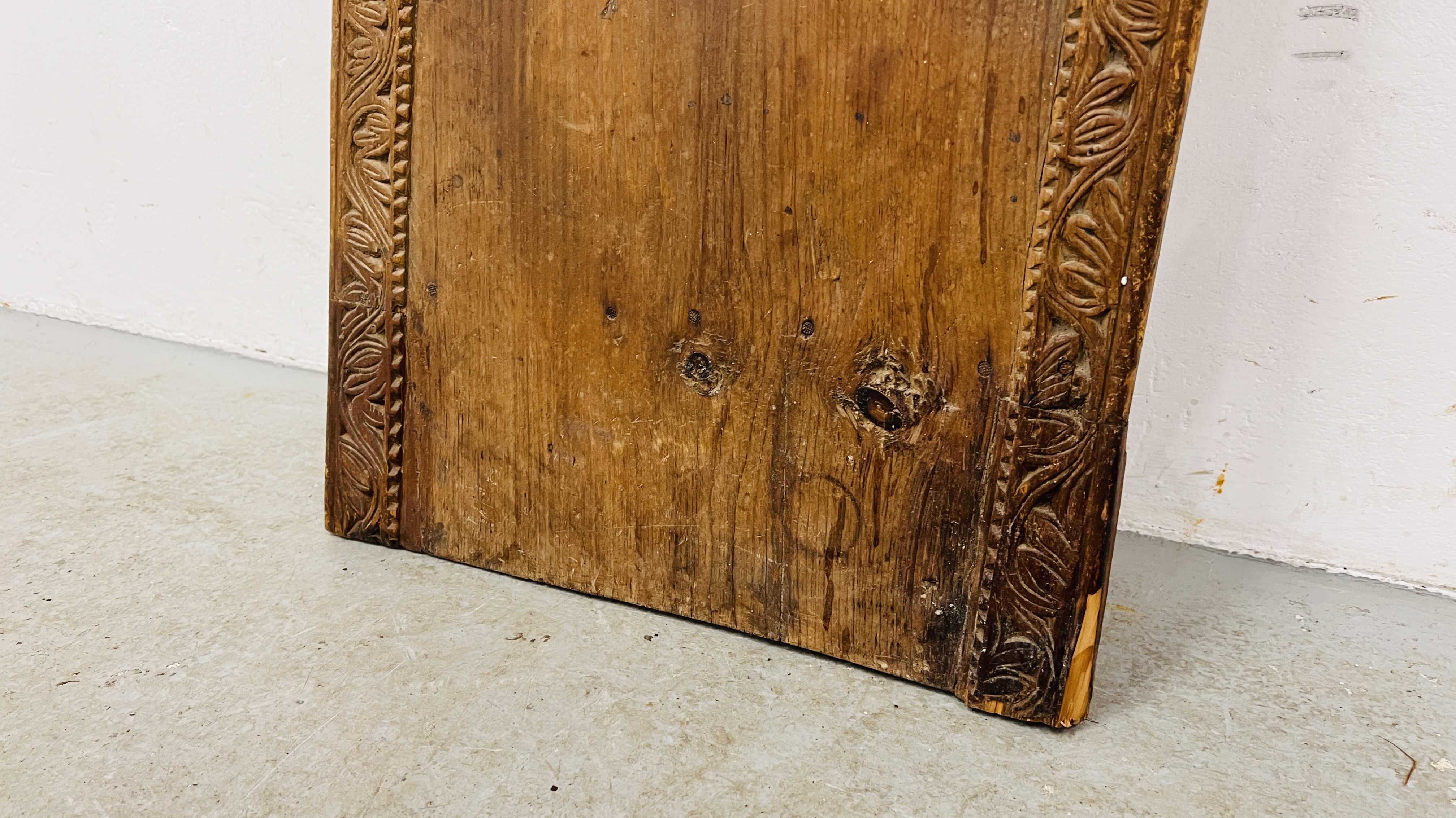 AN ANTIQUE PINE ISLAMIC PRAYER BOARD WITH CARVED DETAIL LENGTH 146CM. WIDTH 52CM. - Image 5 of 9