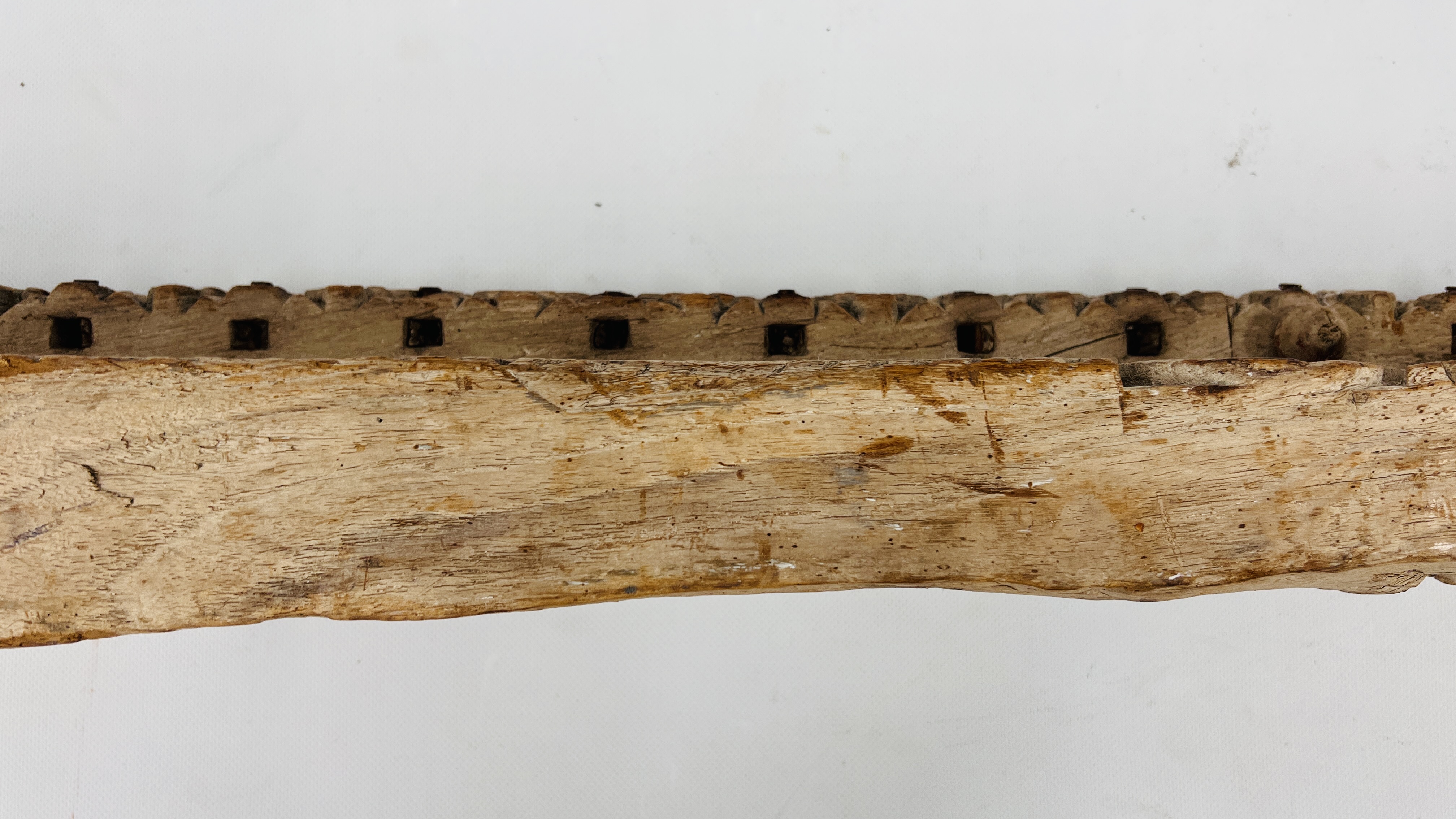 AN ANTIQUE HEAVILY CARVED HARDWOOD TIMBER BEAM WITH ISLAMIC RELIGIOUS INSCRIPTION LENGTH `34CM. - Image 17 of 18