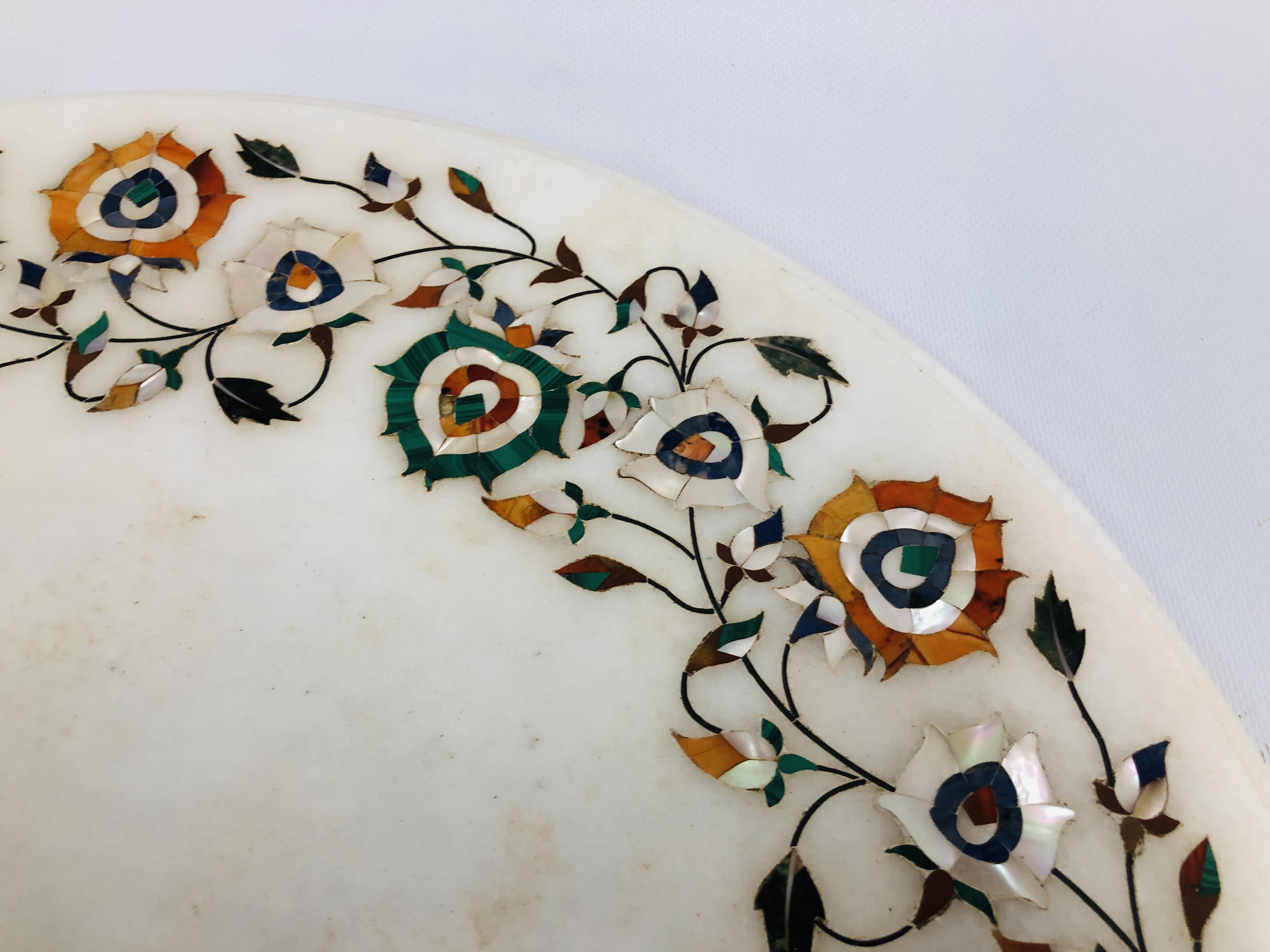 A CIRCULAR WHITE MARBLE PLATTER THE BORDER INLAID WITH A GARLAND OF POLISHED STONE AND MOTHER OF - Image 5 of 9