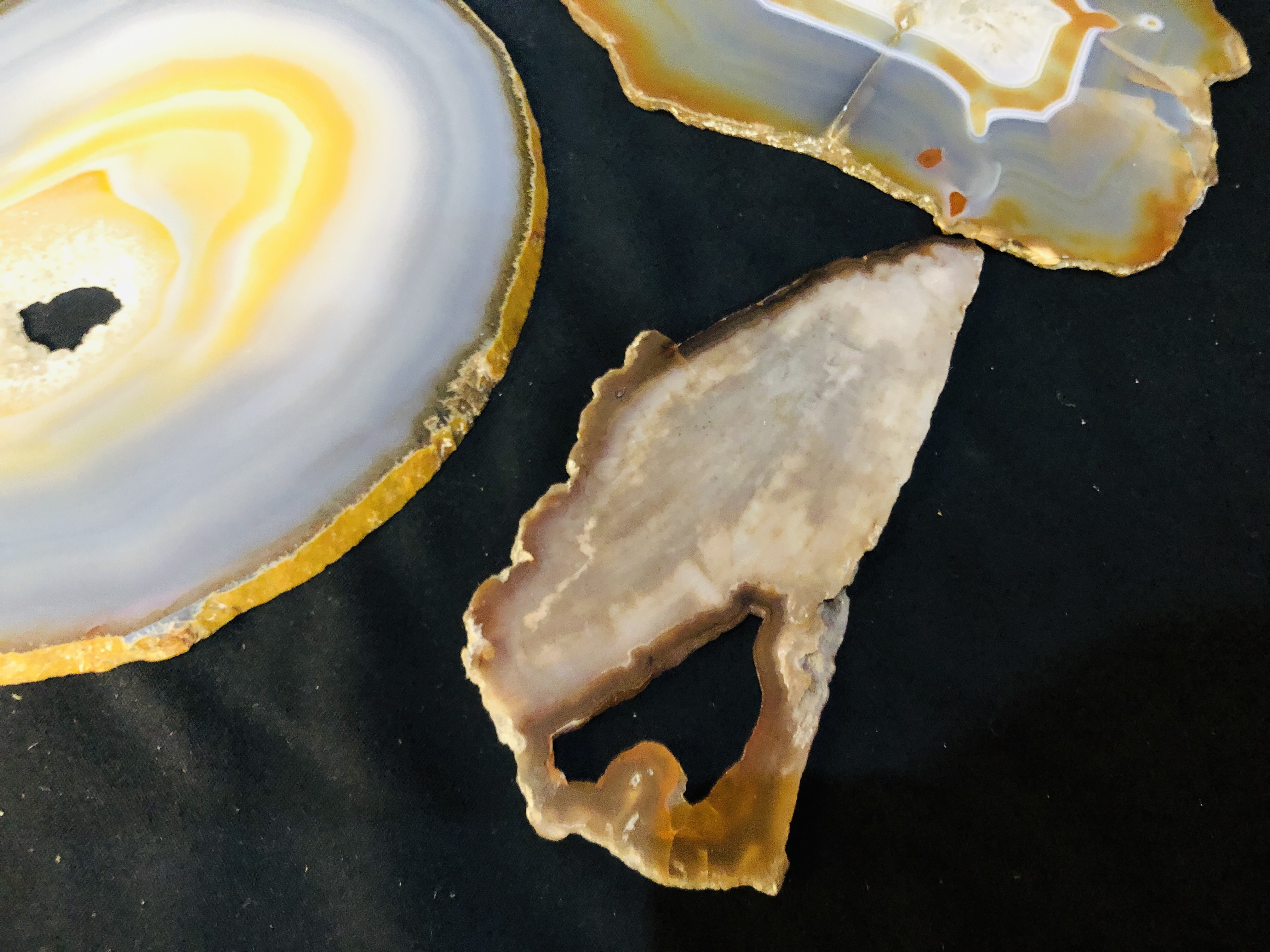 A COLLECTION OF APPROX 3 POLISHED AGATE AND CRYSTAL SLICES. - Image 4 of 4