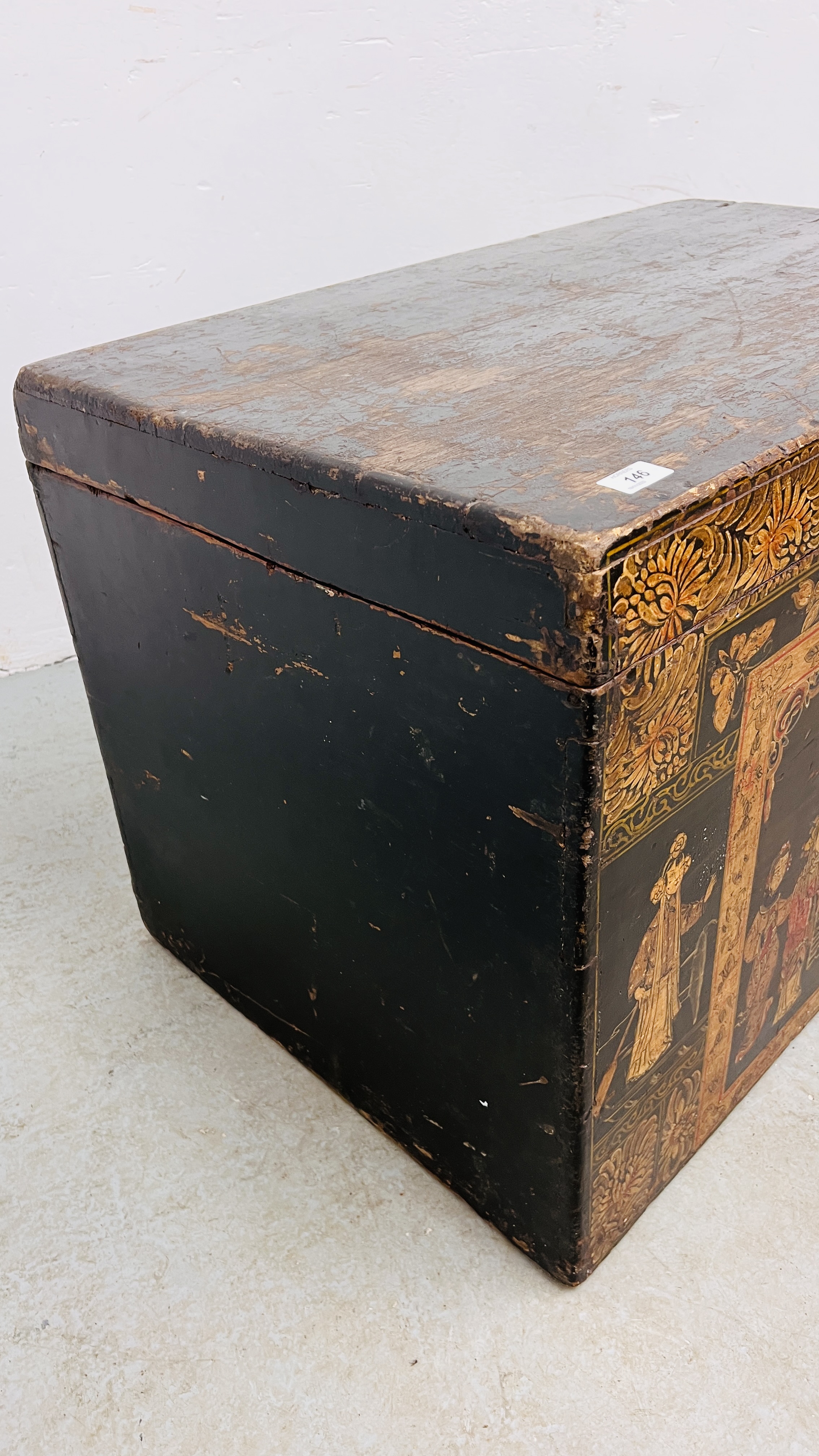 AN ANTIQUE JAPANESE CAMPHOR WOOD THEATRICAL COSTUME TRUNK THE FRONT PANEL DECORATED WITH FIGURES - Image 8 of 10