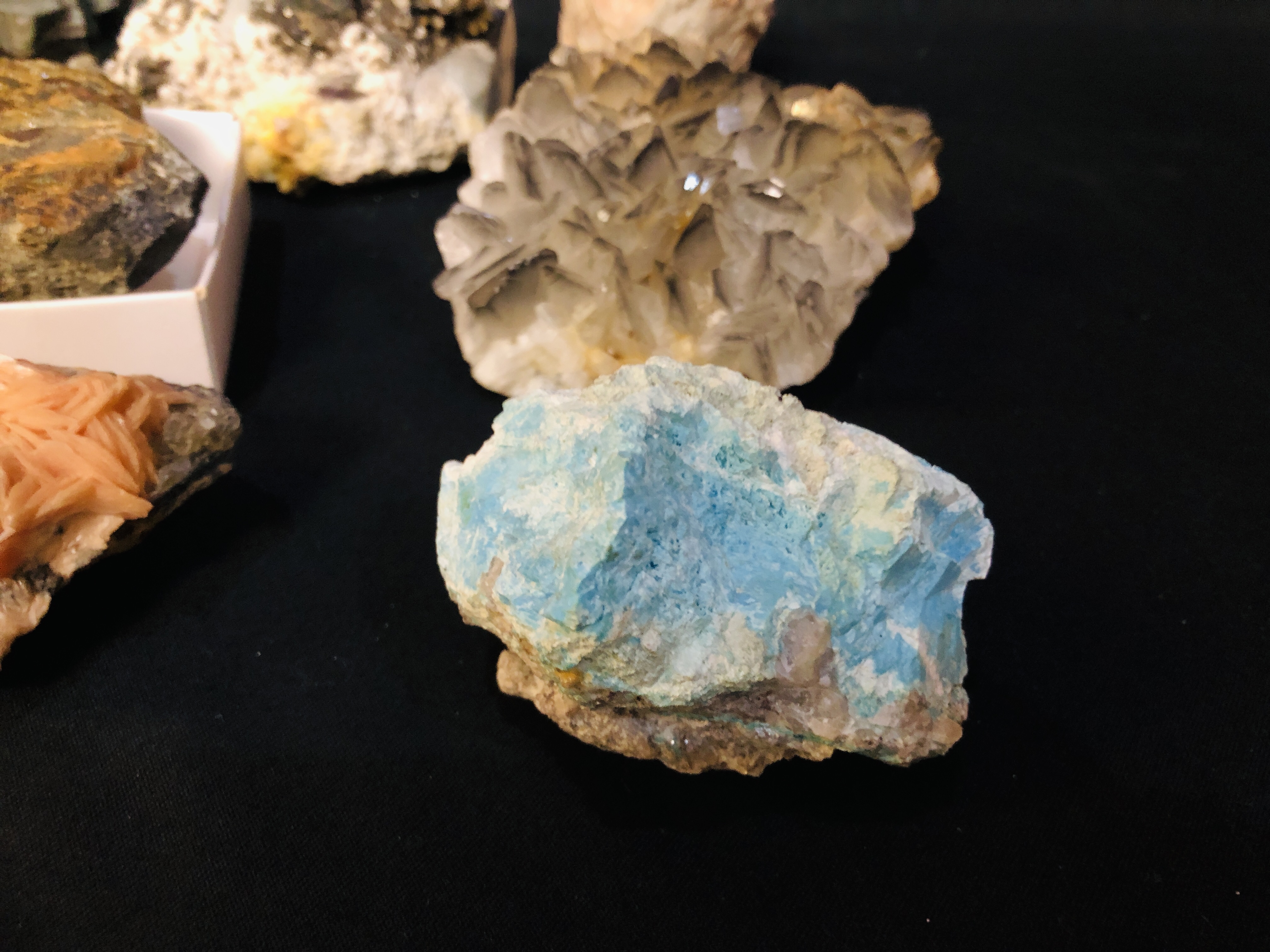 A COLLECTION OF APPROX 7 CRYSTAL AND MINERAL ROCK EXAMPLES TO INCLUDE CLINOPTILOLITE ETC. - Image 2 of 6