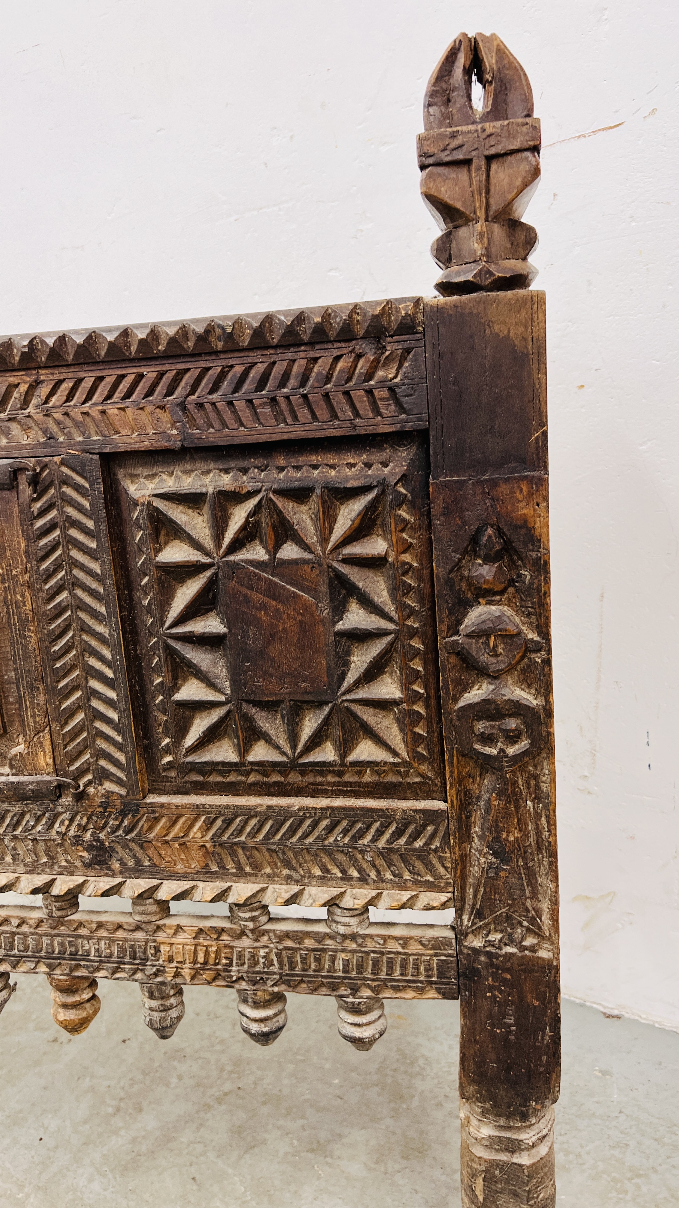 AN EASTERN HARDWOOD HAND CARVED DOWRY CHEST/CUPBOARD WIDTH 89CM. DEPTH 33CM. HEIGHT 91CM. - Image 4 of 16